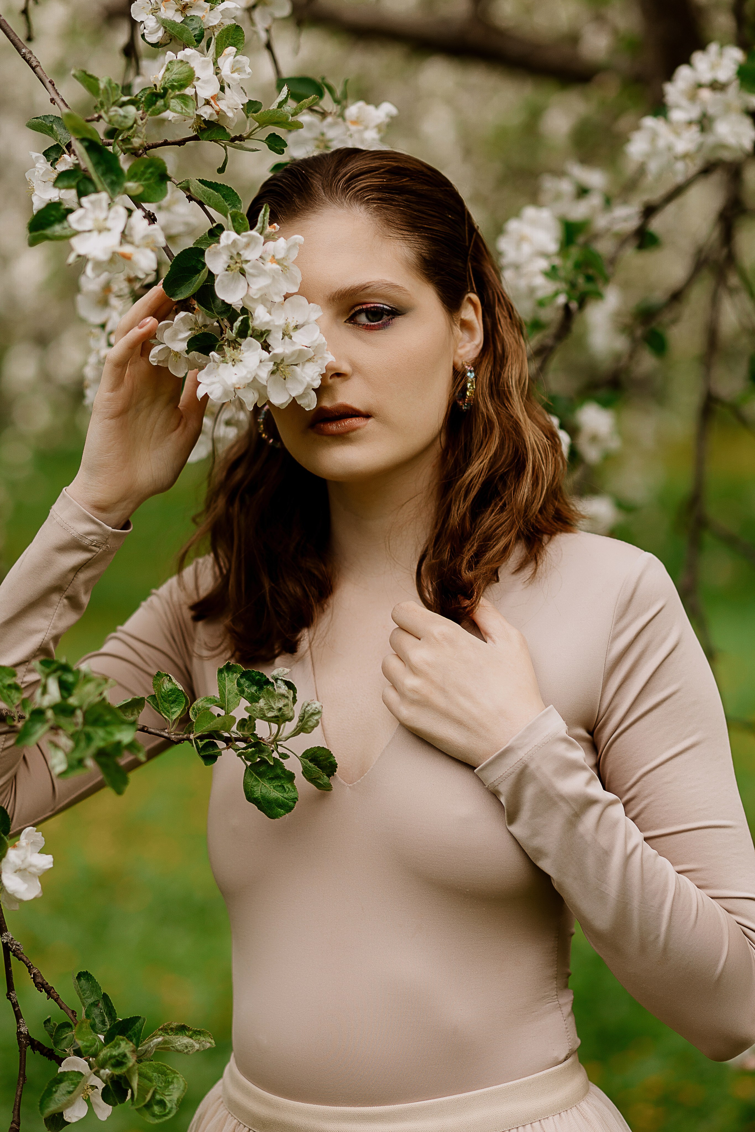 Женская фотосессия в цветущем саду. Семейный и женский фотограф в Москве Надежда Воробьева