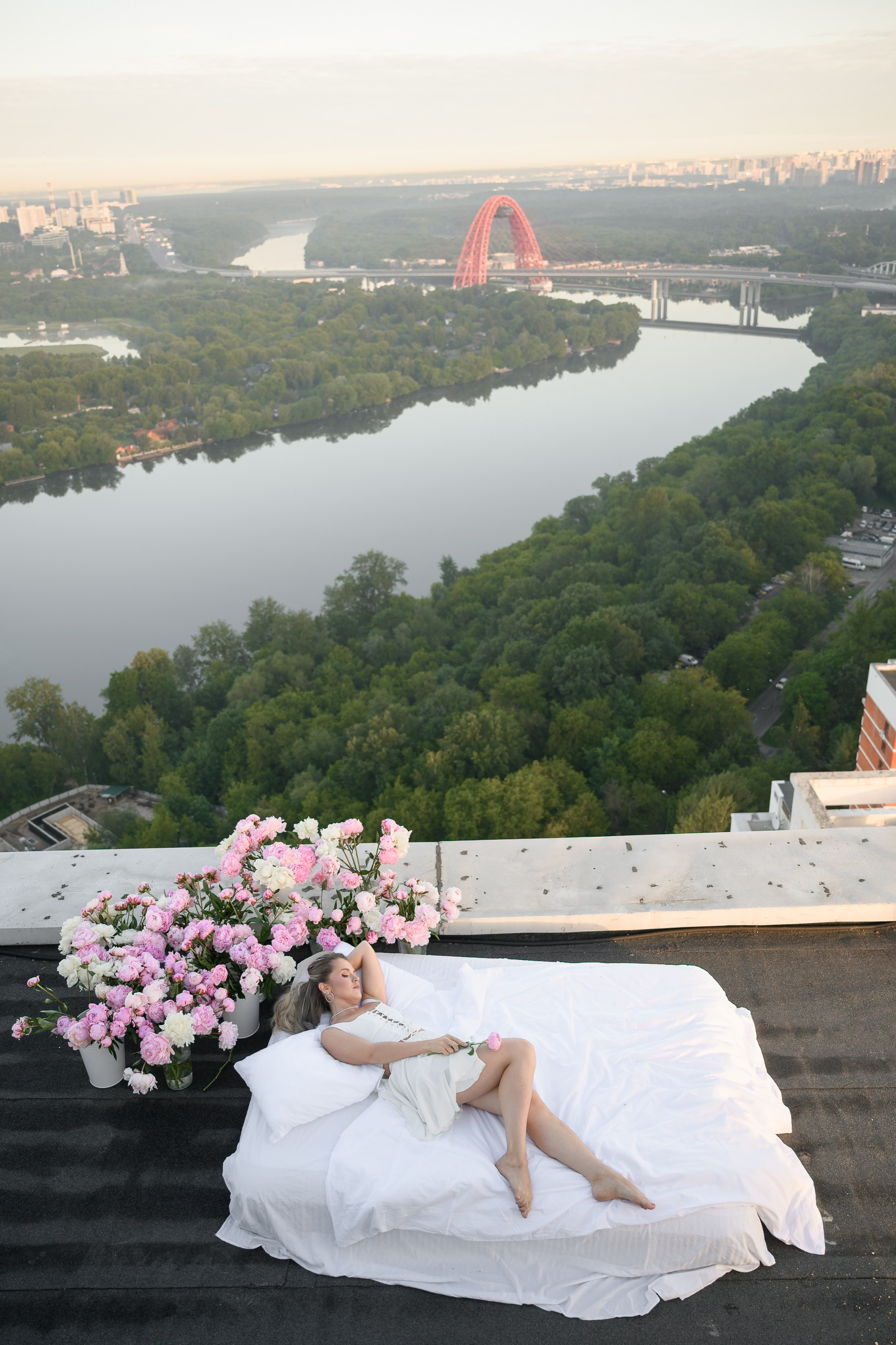 Анастасия. съёмка на крыше с пионами. Semerlina.ru