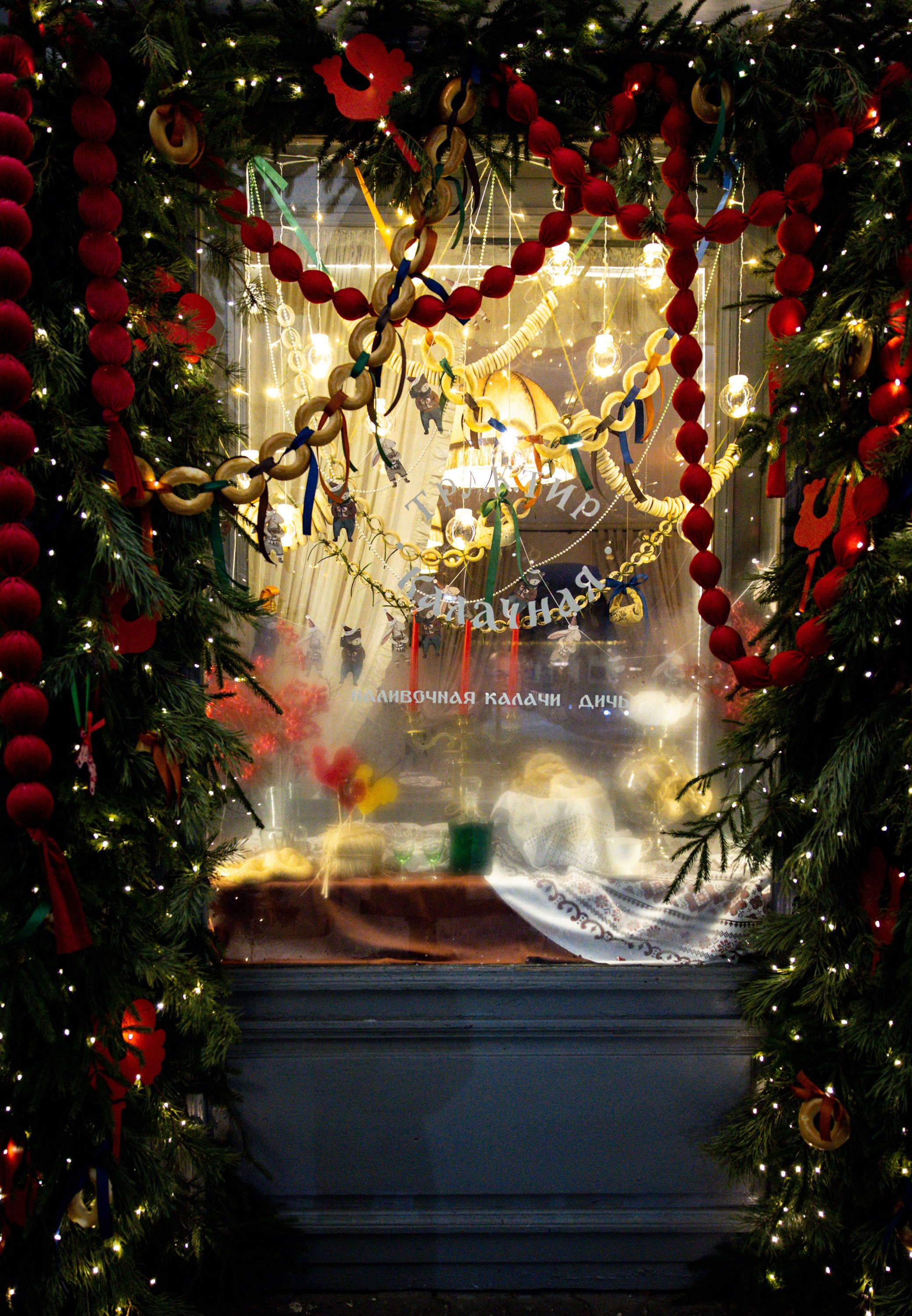 новогодняя витрина магазина в Костромских рядах