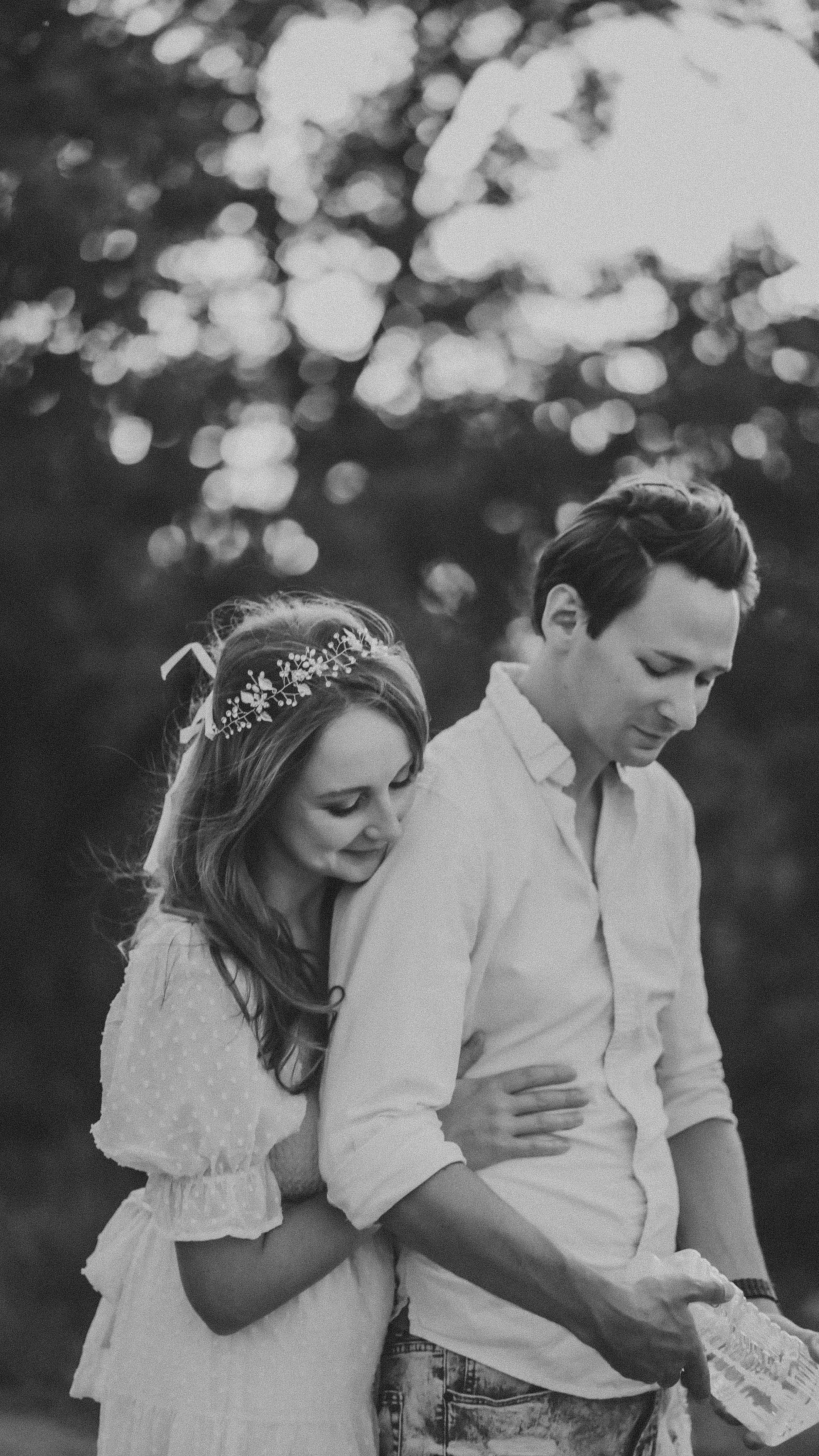 Family snuggles & smiles — cozy family photos