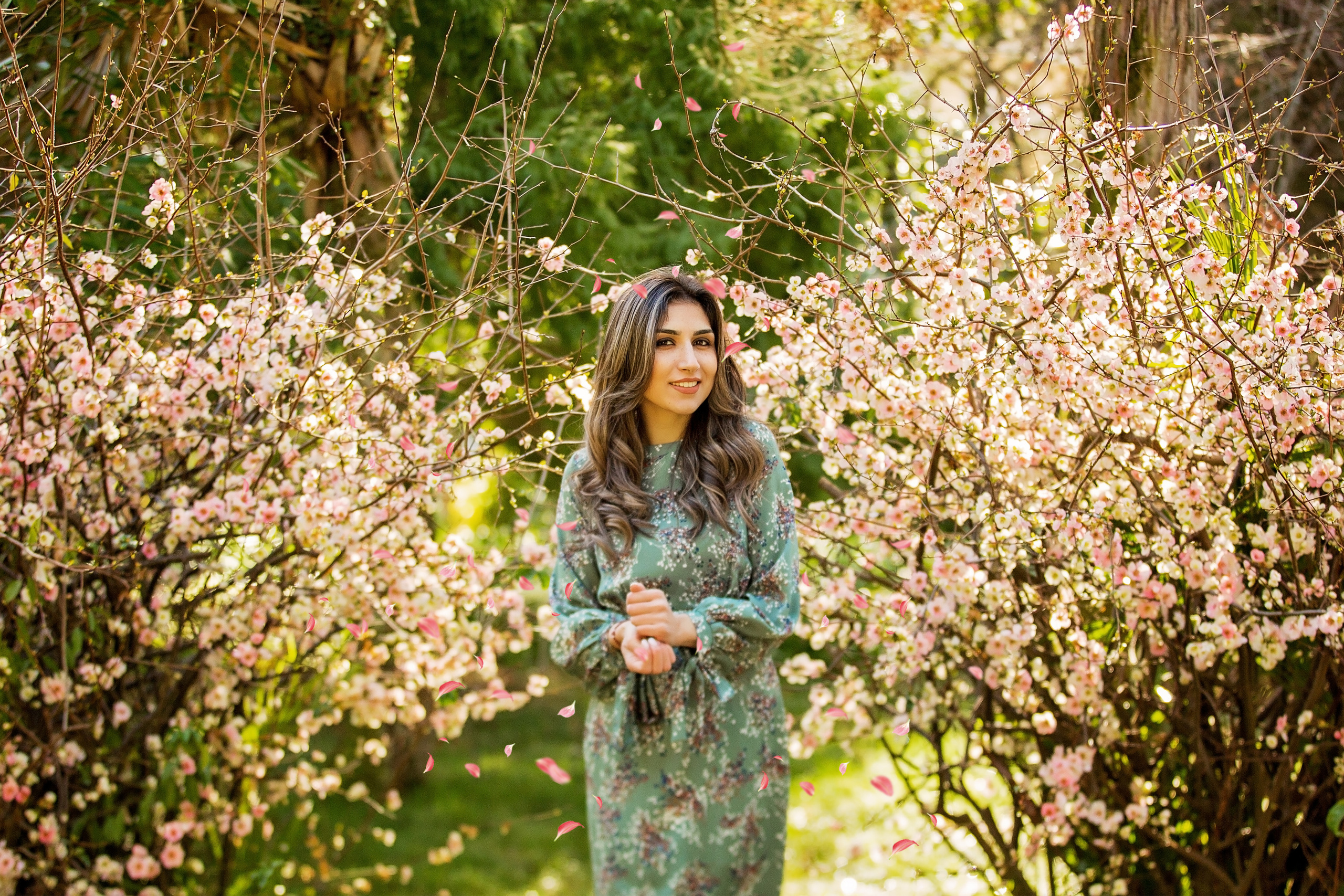 Рада в цветущем саду. Свадебный и семейный фотограф в Абхазии Эля Цишба