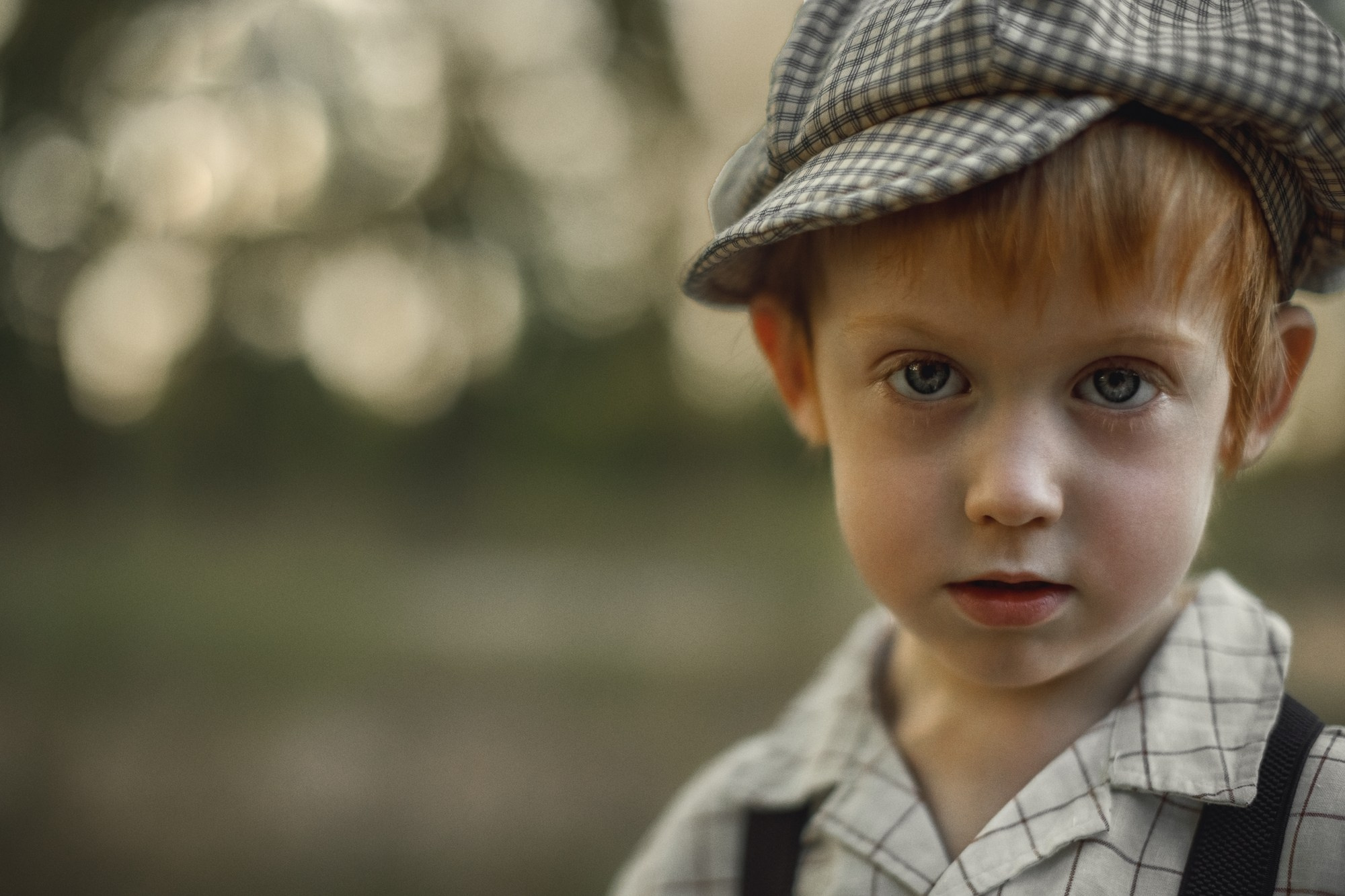 детский портрет, фото ребенка на природе, детская фотосессия, красивая детская фотография, мальчик в кепке на фотографии 