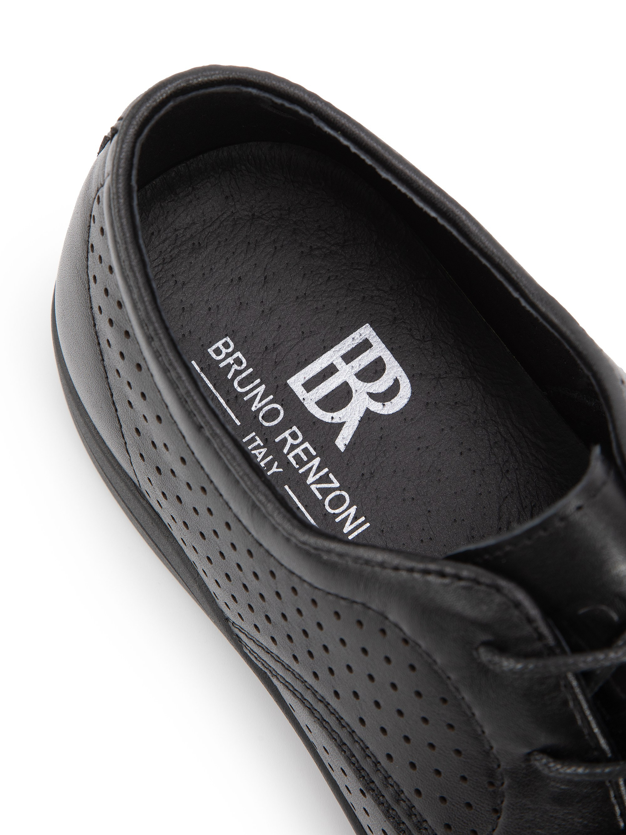 Каталожная фотография обуви. Фотограф в Москве Егор Гончаров