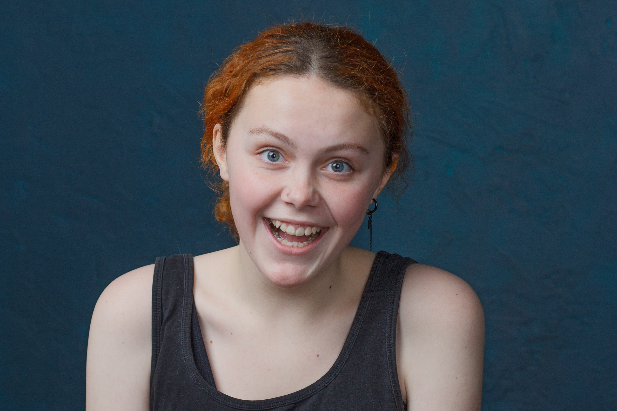 Девчонка-подросток улыбается