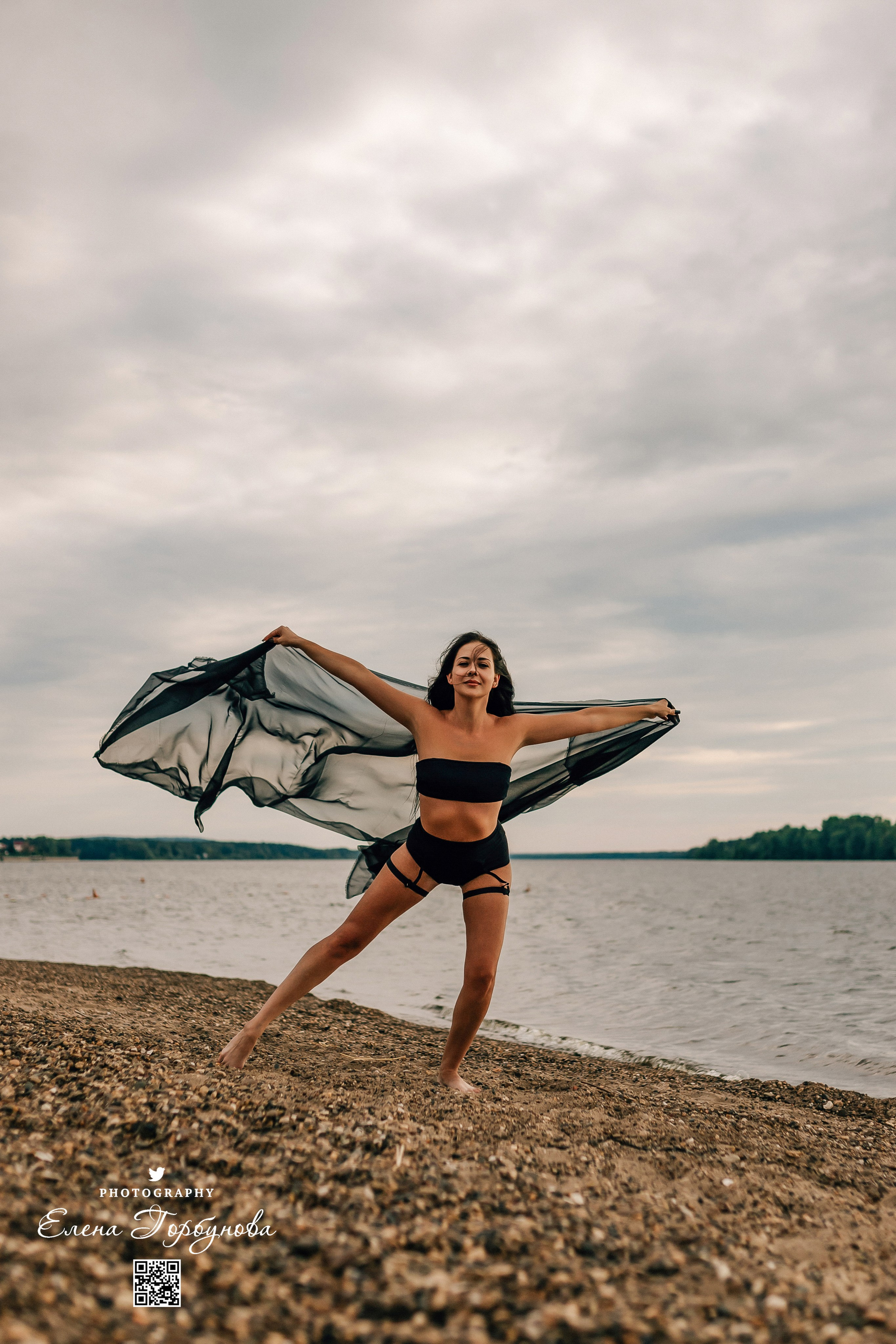 Черная серия с тканью. Набережная. Александра и Таисия. Июль 2025 г. Фотограф Пермь. Свадьбы. Семья и дети, школа, д. сад. Фотокниги