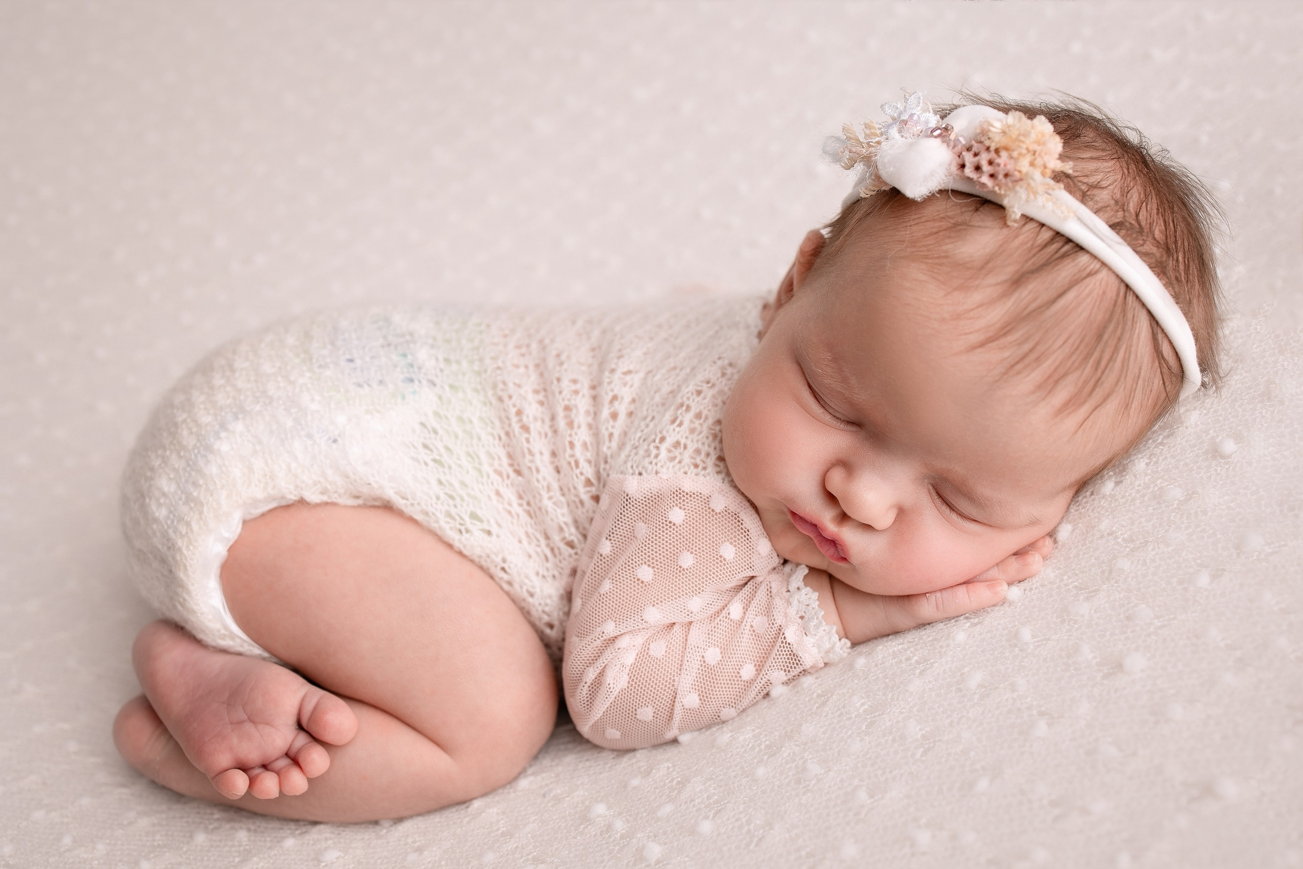 Нежная и милая фотосессия первых дней жизни Вашего ребенка в Минске. Фотограф новорождённых Минск — стоимость newborn фотосессии в Минске