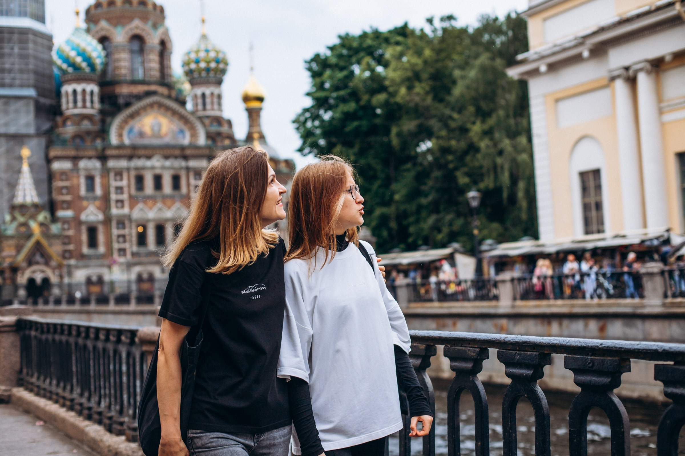 Светлана и Анна в июне. Фотопрогулка в Петербурге. Индивидуальный и семейный фотограф в Санкт-Петербурге