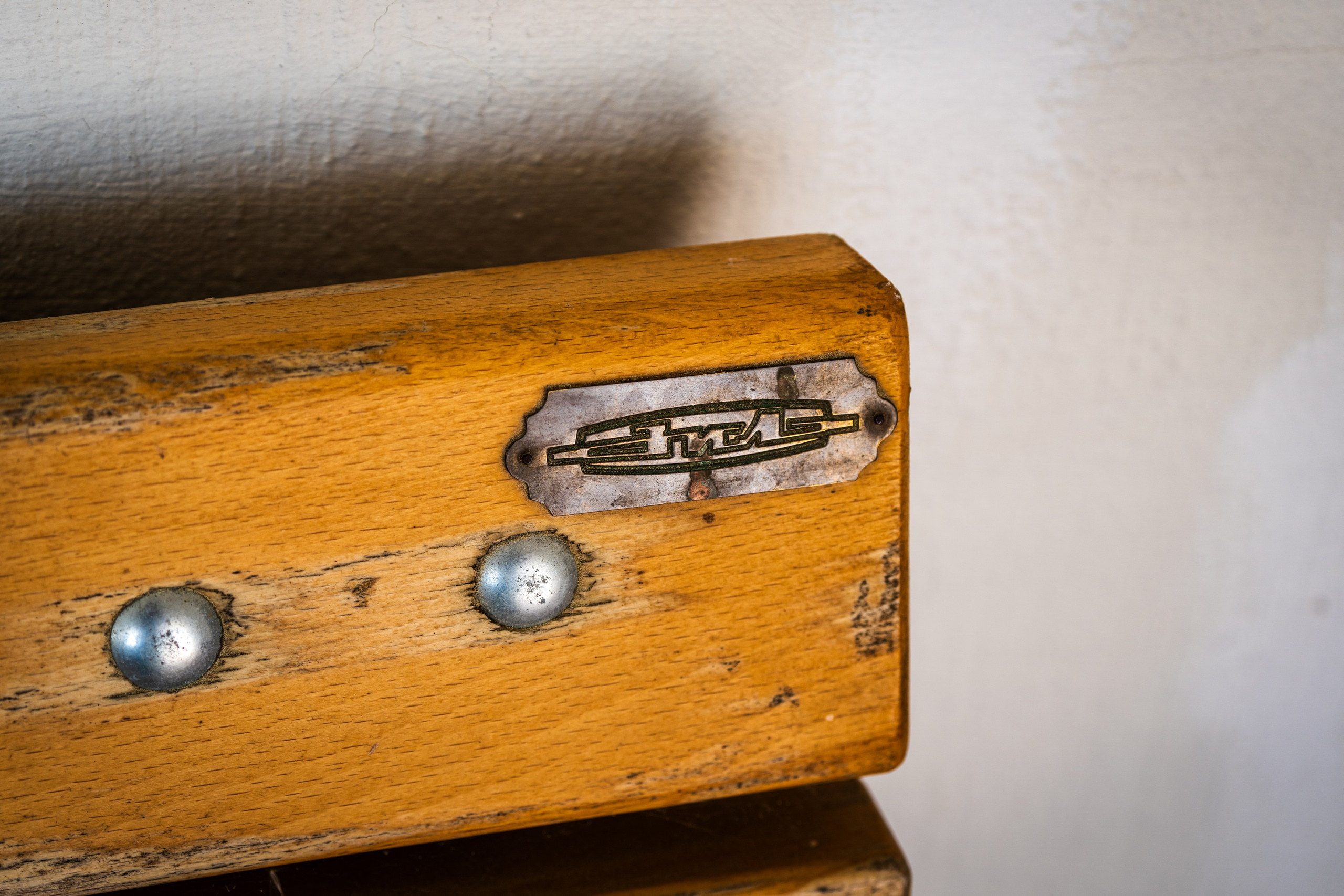 Шильдик ЗИЛ на скамейке на Валааме