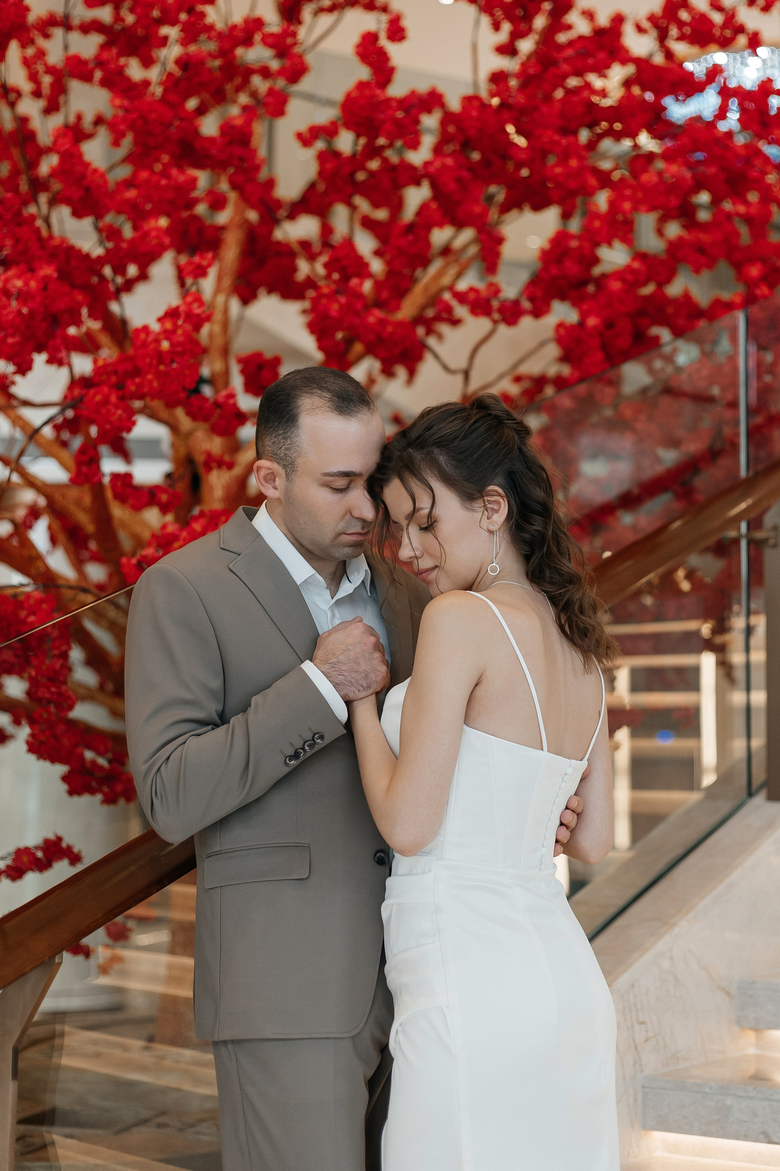 Свадебная фотосессия в холле отеля Soluxe Hotel Moscow