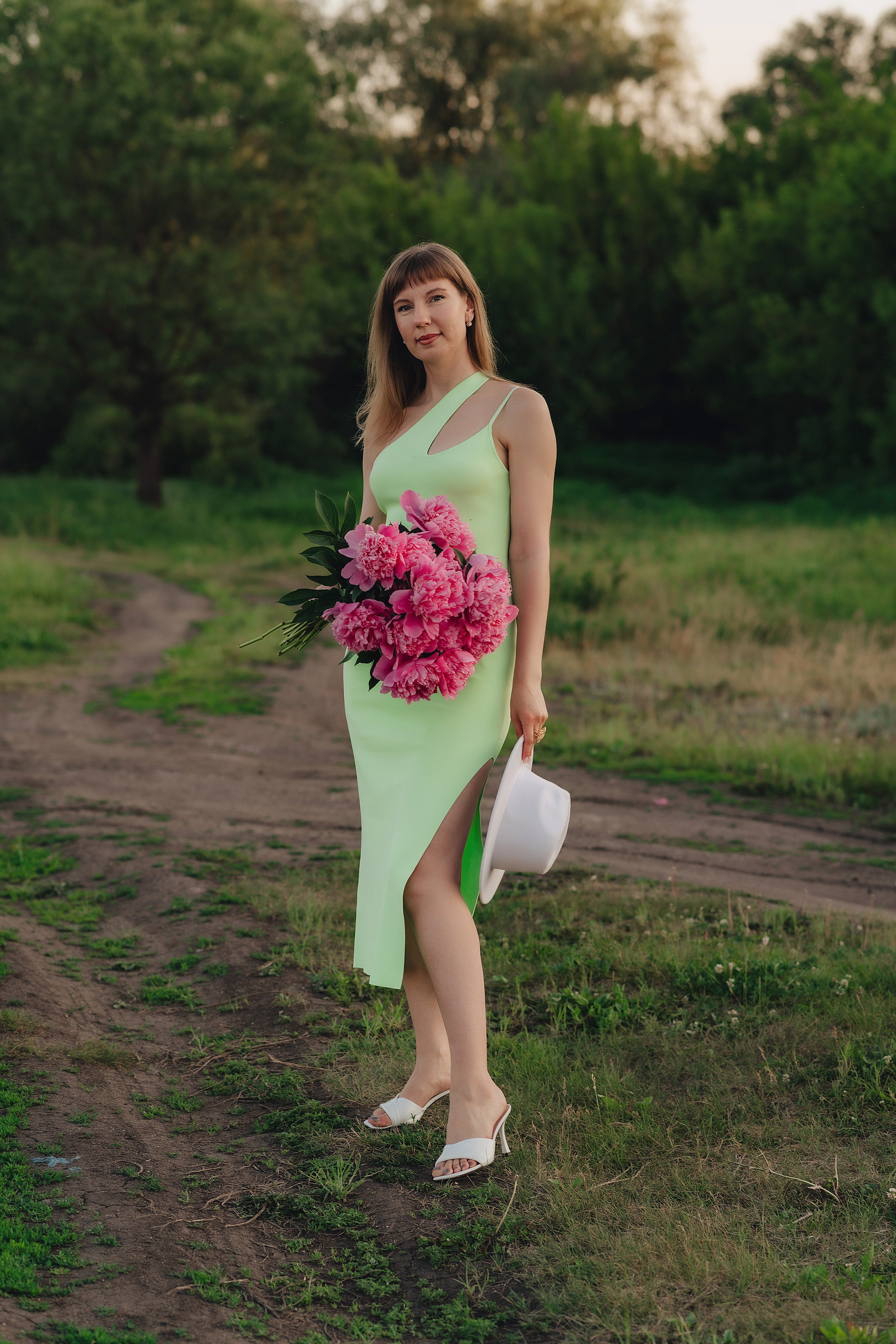 Анастасия | Съемка на закате с букетом пионов. Фотограф Карина Шмулёва. Воронеж и область