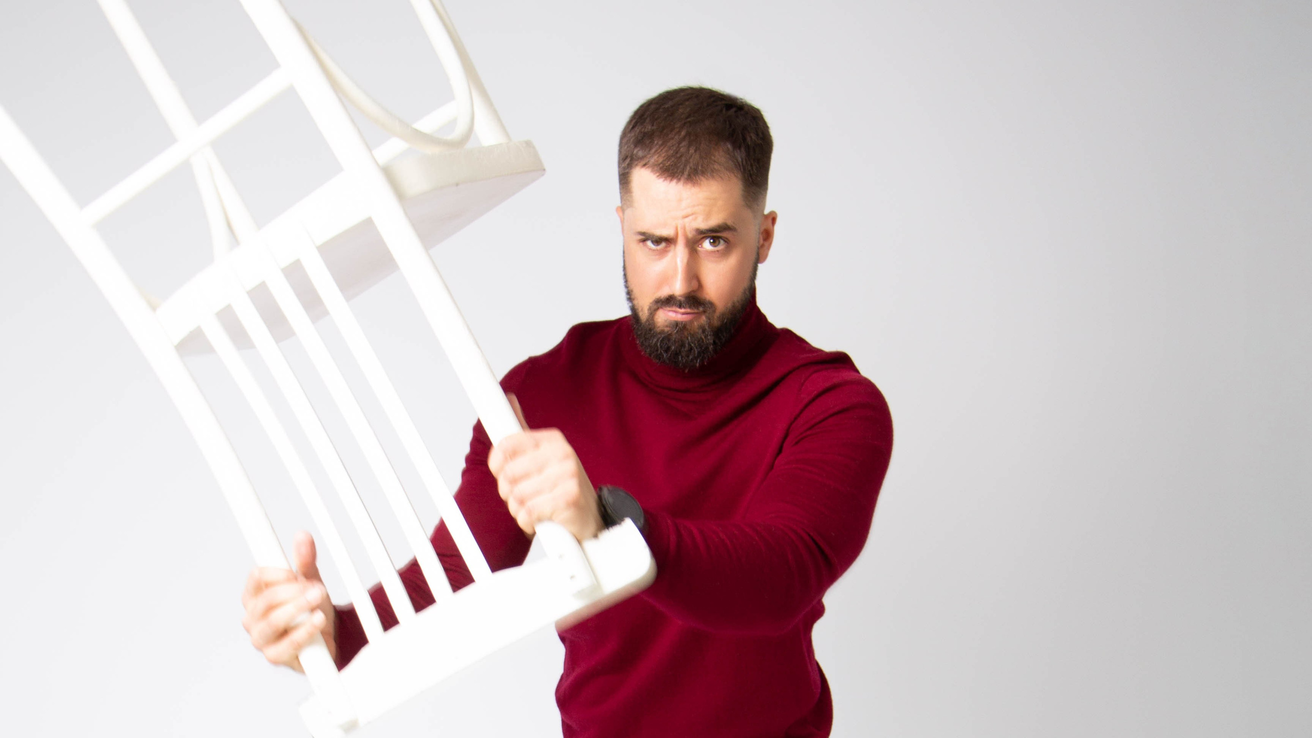 Артем бросает предметы. Нечехова Виктория