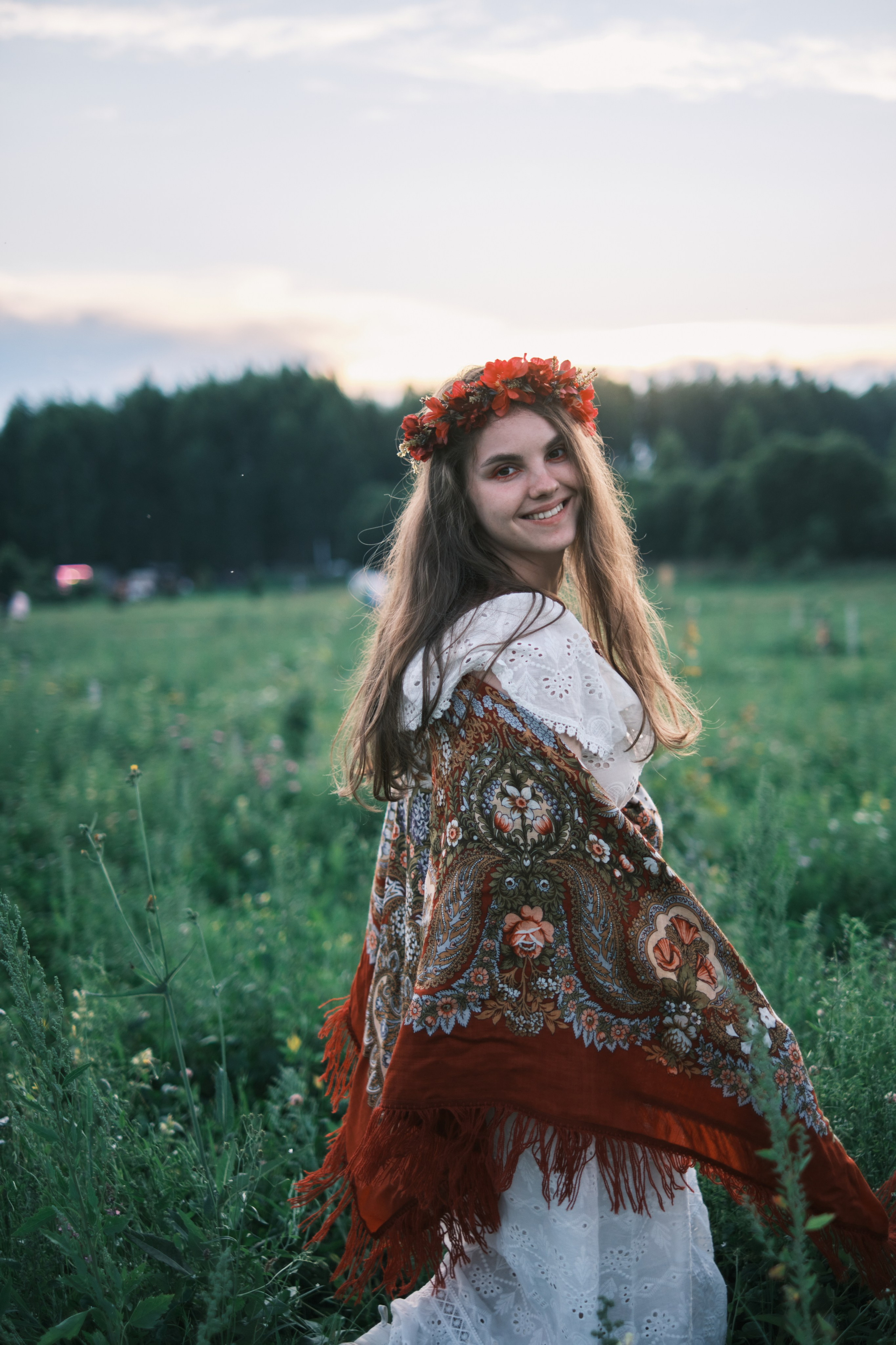 Девушка с платком и веником в русском стиле на поле