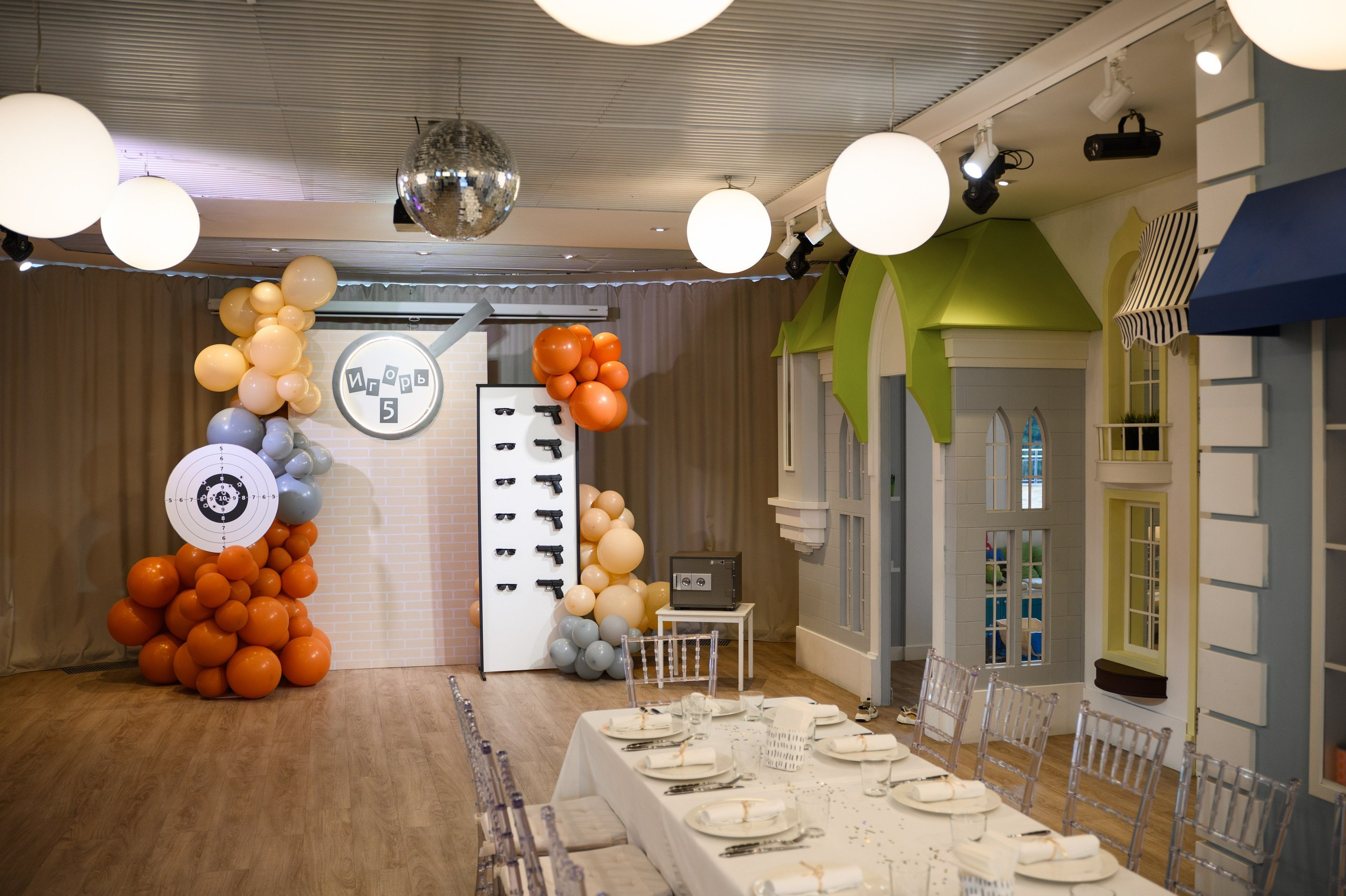 Игорь 5 лет Тихвин, Буду ещёНекоторые родители волнуются, что в ресторане «БудуЕщё» может быть недостаточно света для хорошей съёмки. Спешу вас успокоить: я всегда беру с собой оборудование, которое помогает сделать кадры яркими, радостными и по-настоящему праздничными.