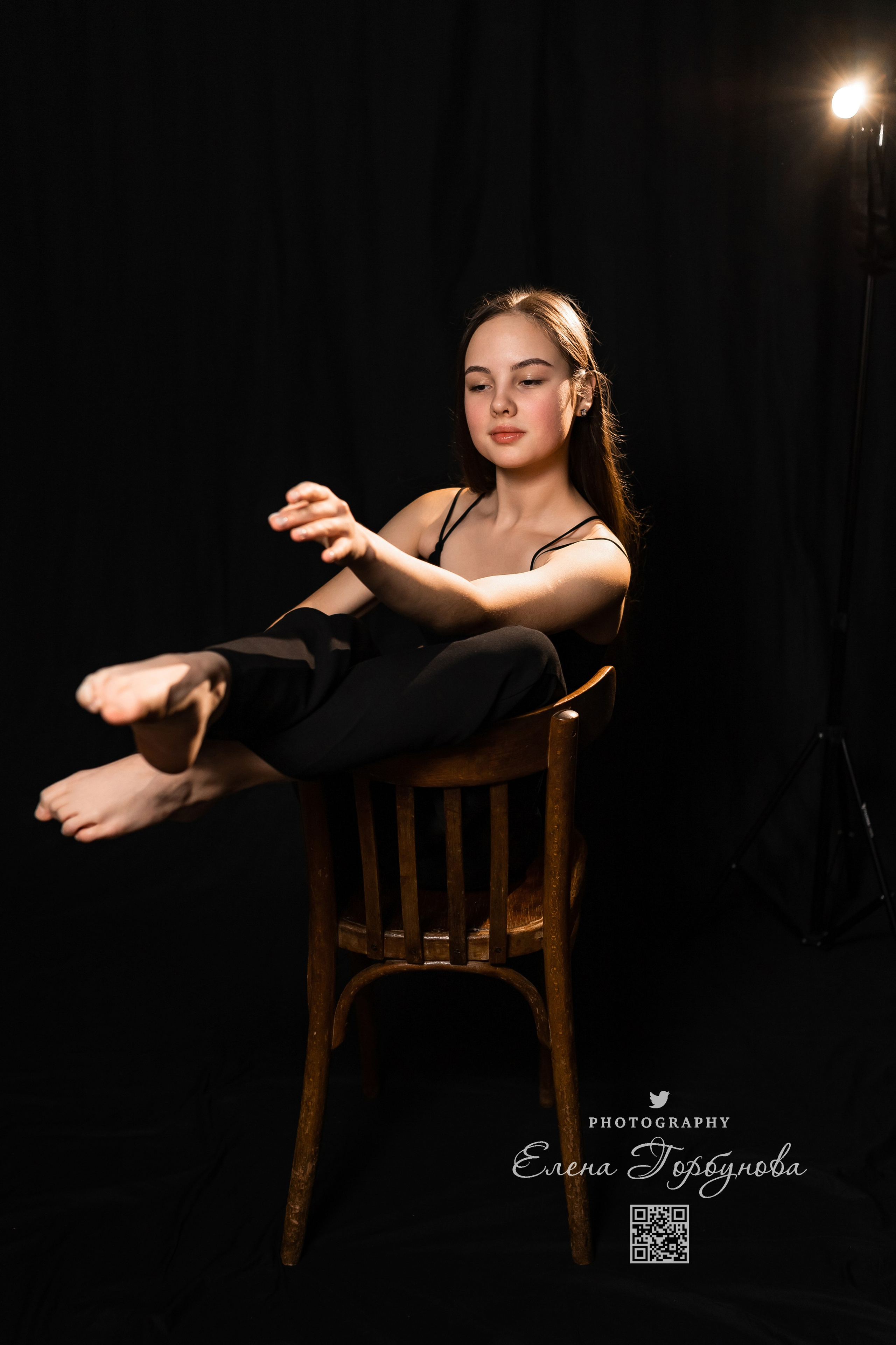 Моя студия. Полина и стул. Январь 2024. Фотограф Пермь. Свадьбы. Семья и дети, школа, д. сад. Фотокниги