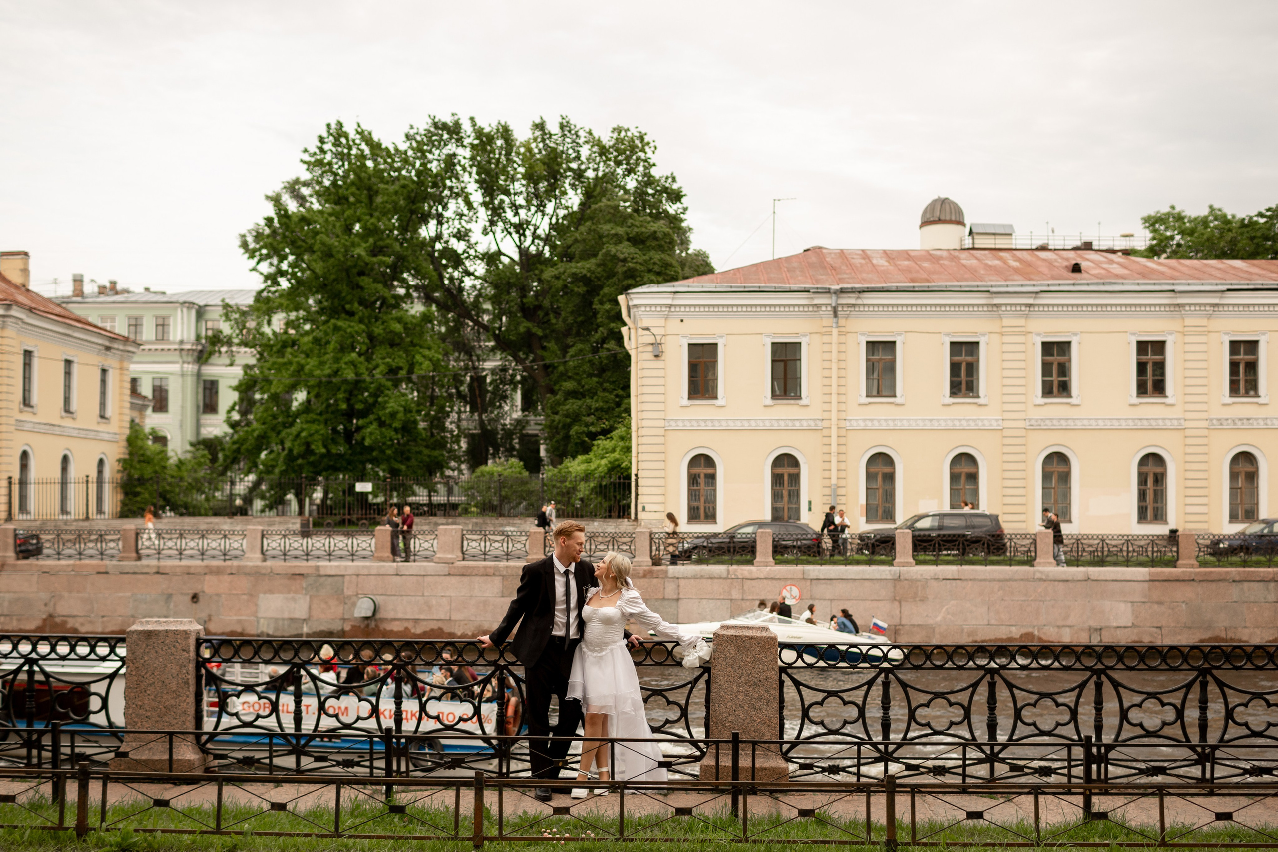 Свадебная фотопрогулка по улицам Петербурга. Свадебный фотограф Кирилл Белый