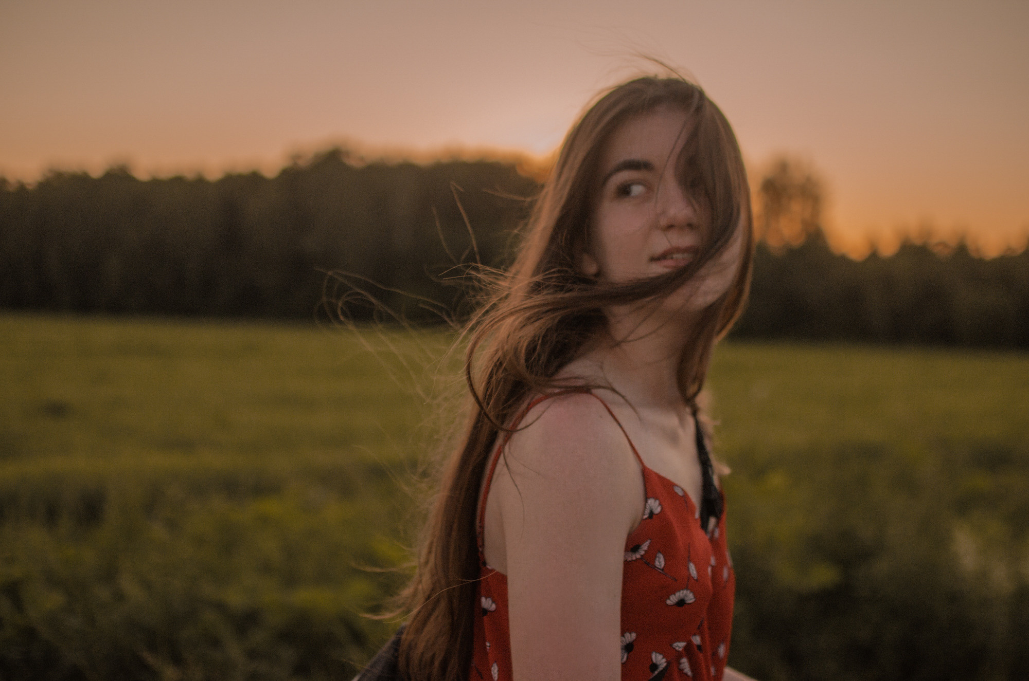 Алла и закат в полях. Ваш Семейный Фотограф Москва