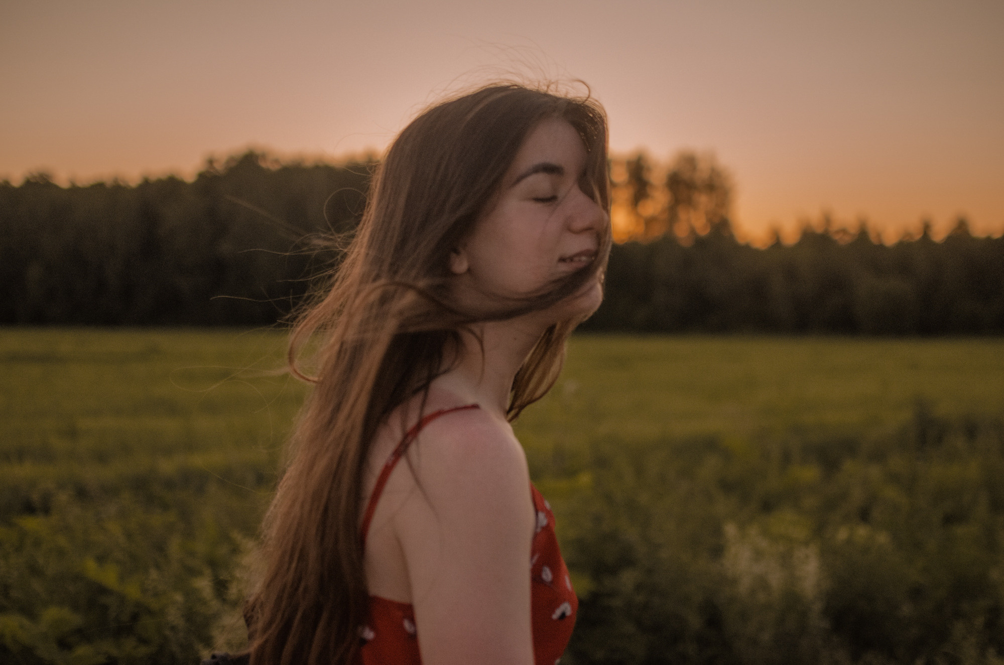 Алла и закат в полях. Ваш Семейный Фотограф Москва