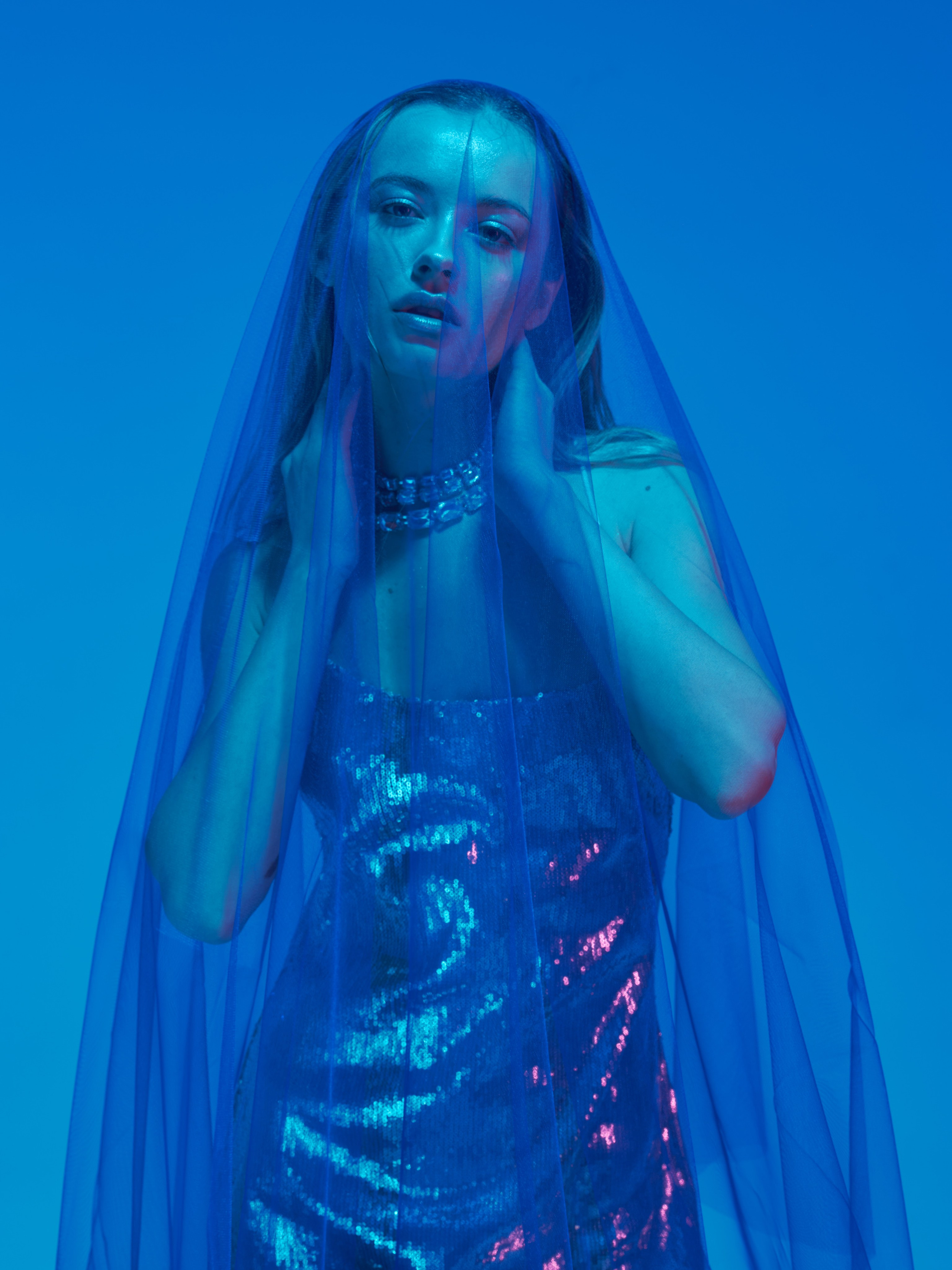 Портрет девушки под голубым фатином