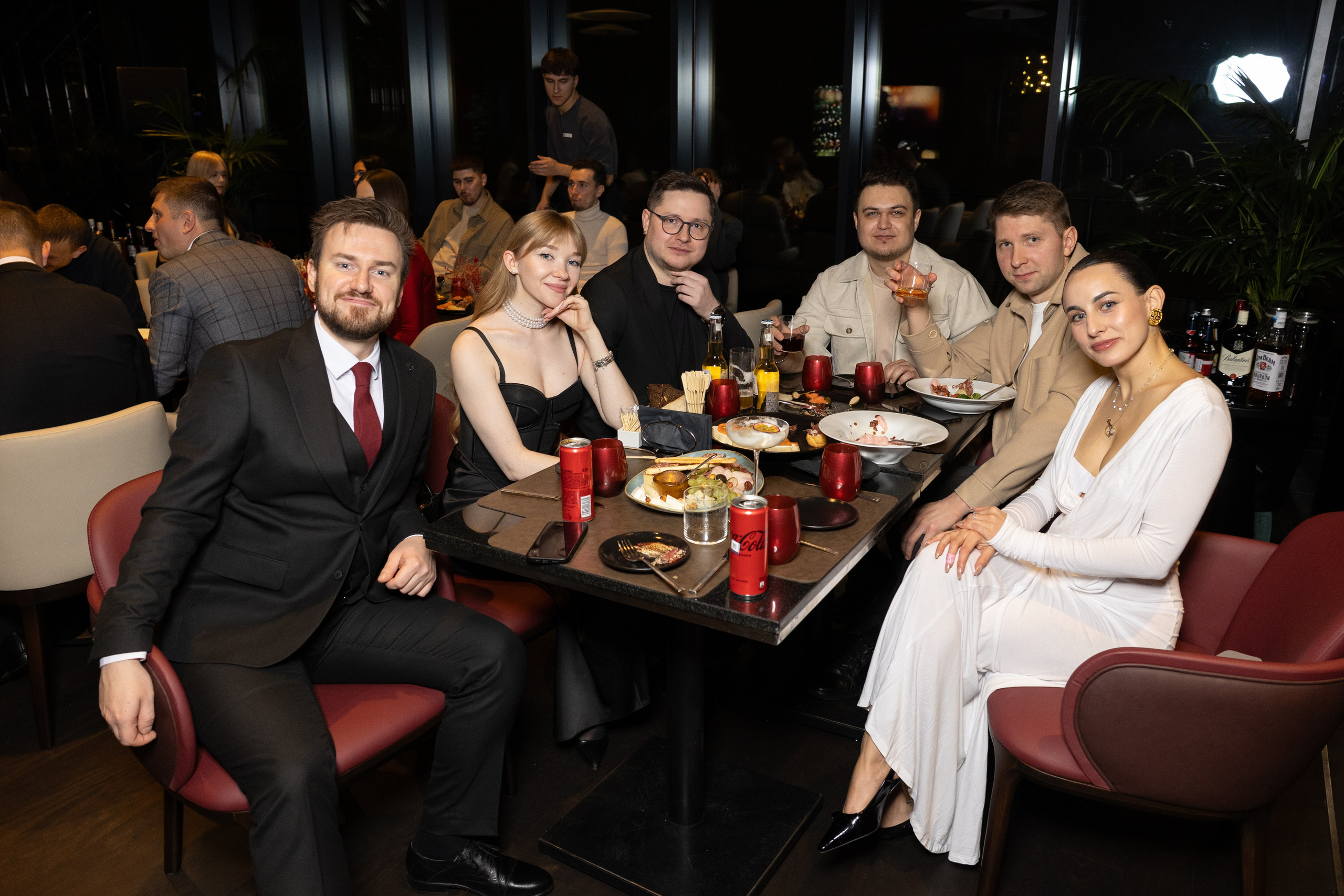 Репортажные кадры: смех, улыбки, искренние моменты общения гостей. Именно такие эмоции мы стремимся запечатлеть на корпоративах.