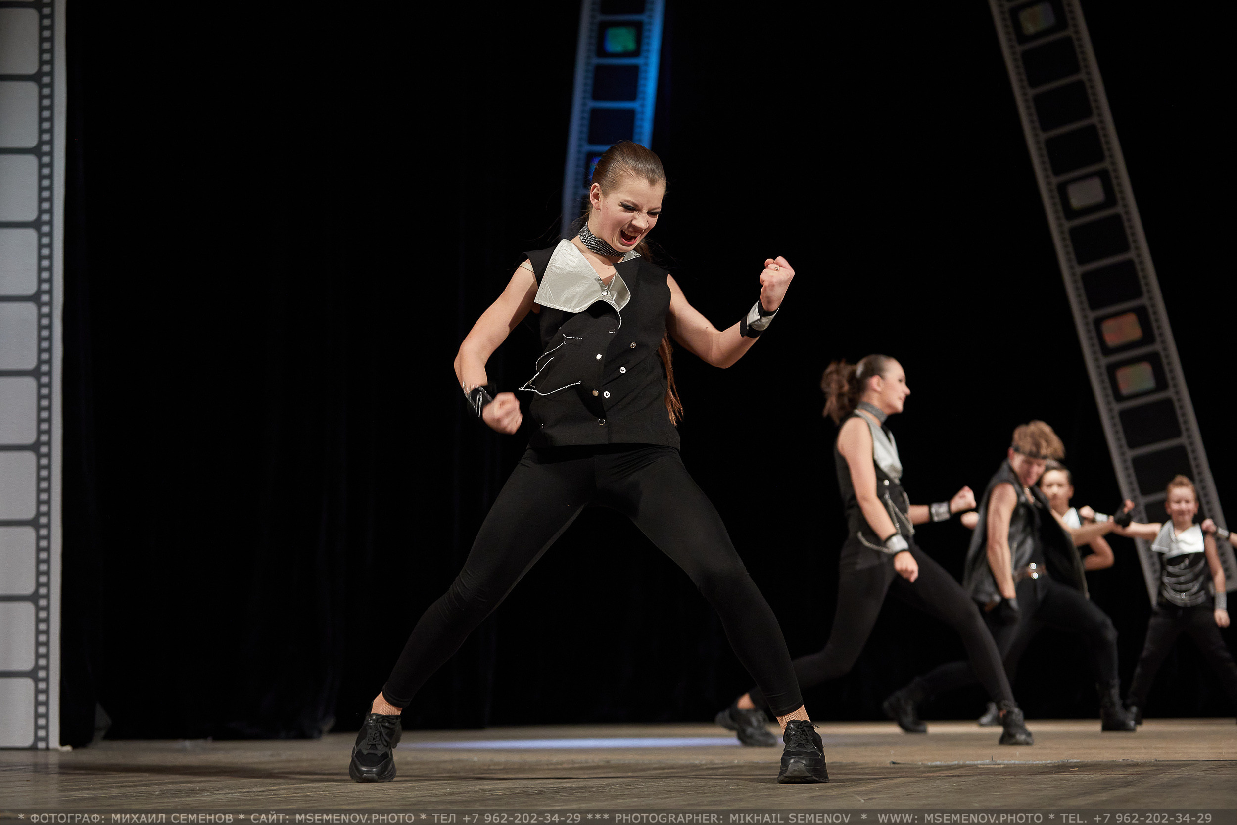 Анонс фоторепортаж с концерта Танцевальный Клуб «Apriori». Фотограф, фотопроекты Михаила Семенова в Ярославле. Фотошкола