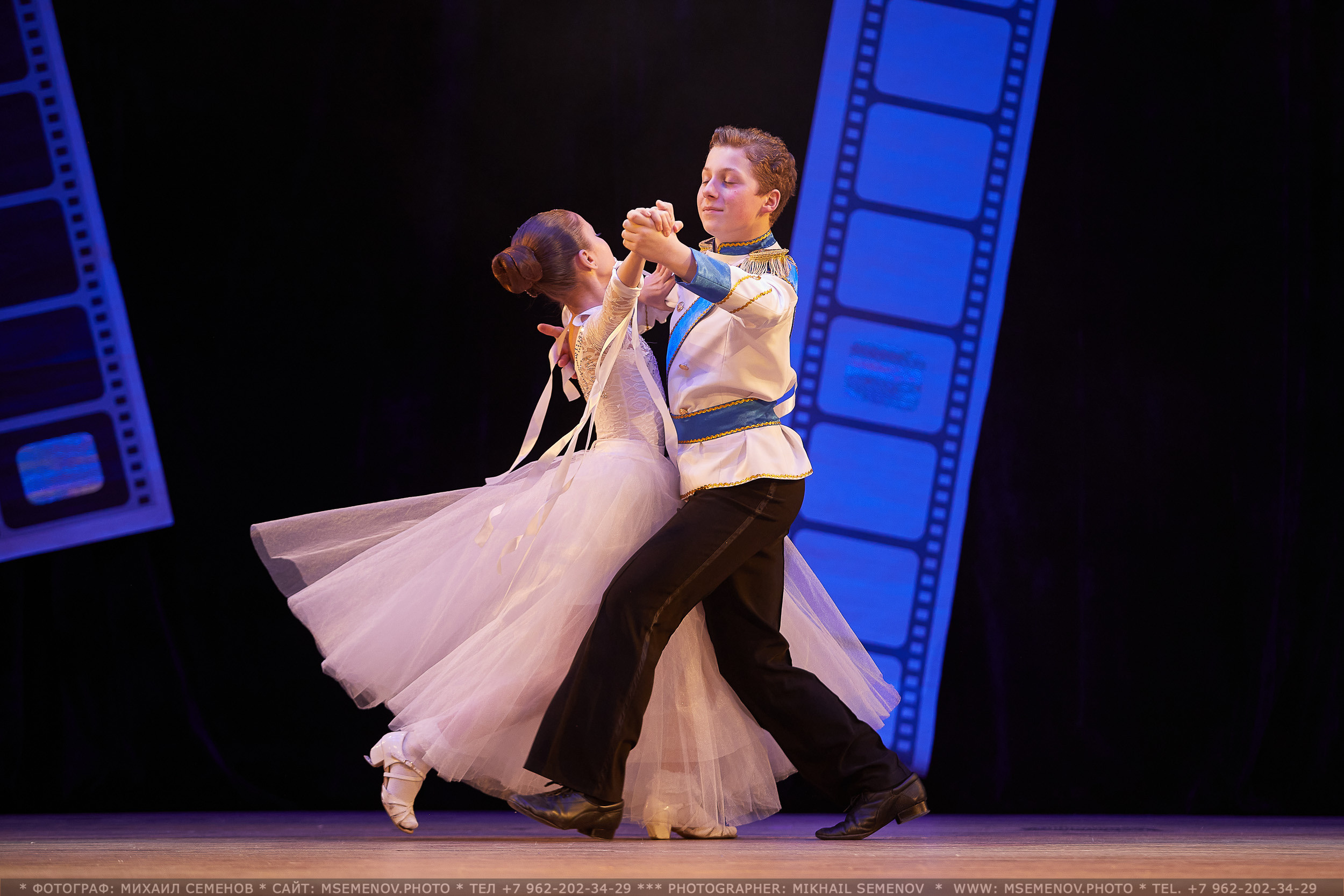 Анонс фоторепортаж с концерта Танцевальный Клуб «Apriori». Фотограф, фотопроекты Михаила Семенова в Ярославле. Фотошкола