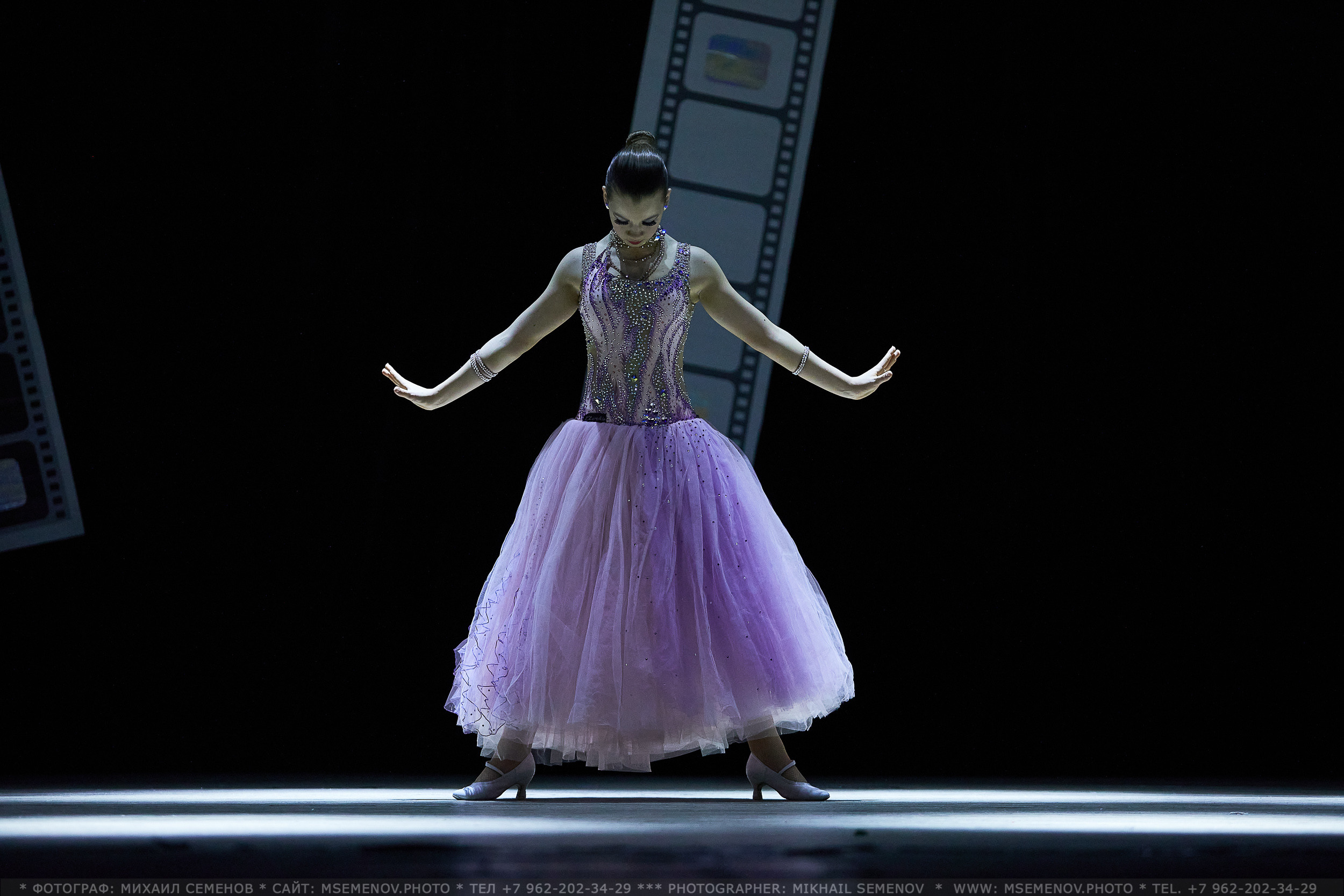 Анонс фоторепортаж с концерта Танцевальный Клуб «Apriori». Фотограф, фотопроекты Михаила Семенова в Ярославле. Фотошкола