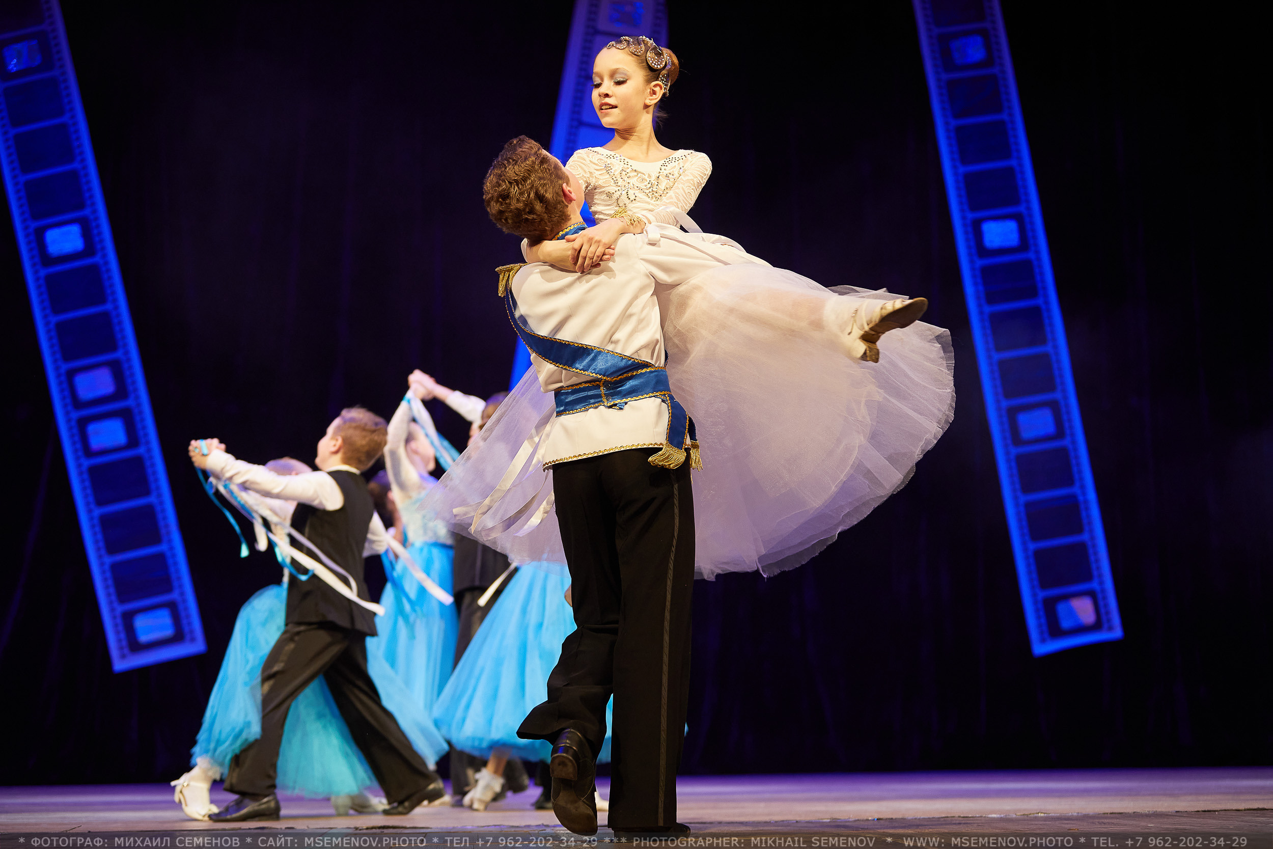 Анонс фоторепортаж с концерта Танцевальный Клуб «Apriori». Фотограф, фотопроекты Михаила Семенова в Ярославле. Фотошкола