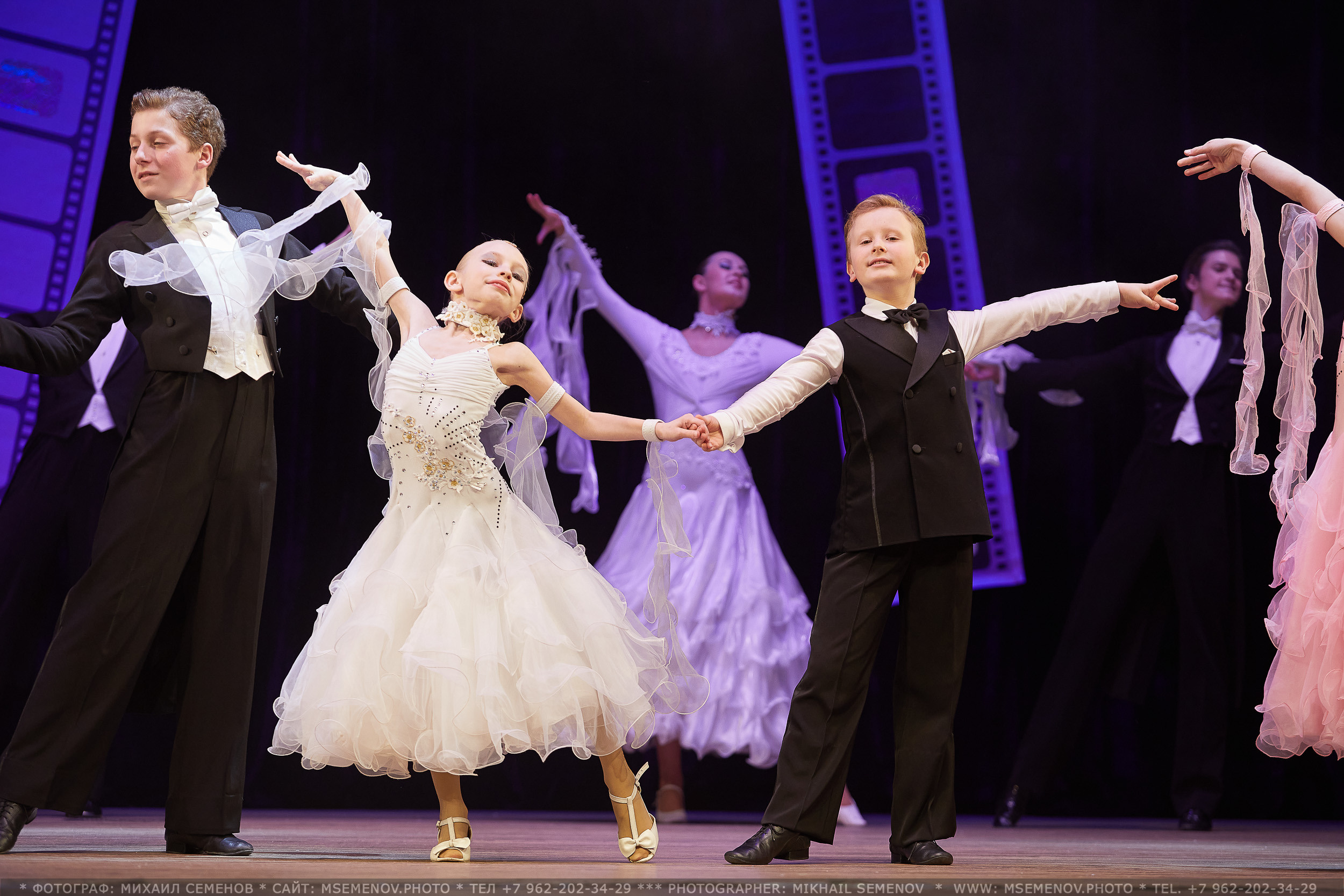 Анонс фоторепортаж с концерта Танцевальный Клуб «Apriori». Фотограф, фотопроекты Михаила Семенова в Ярославле. Фотошкола