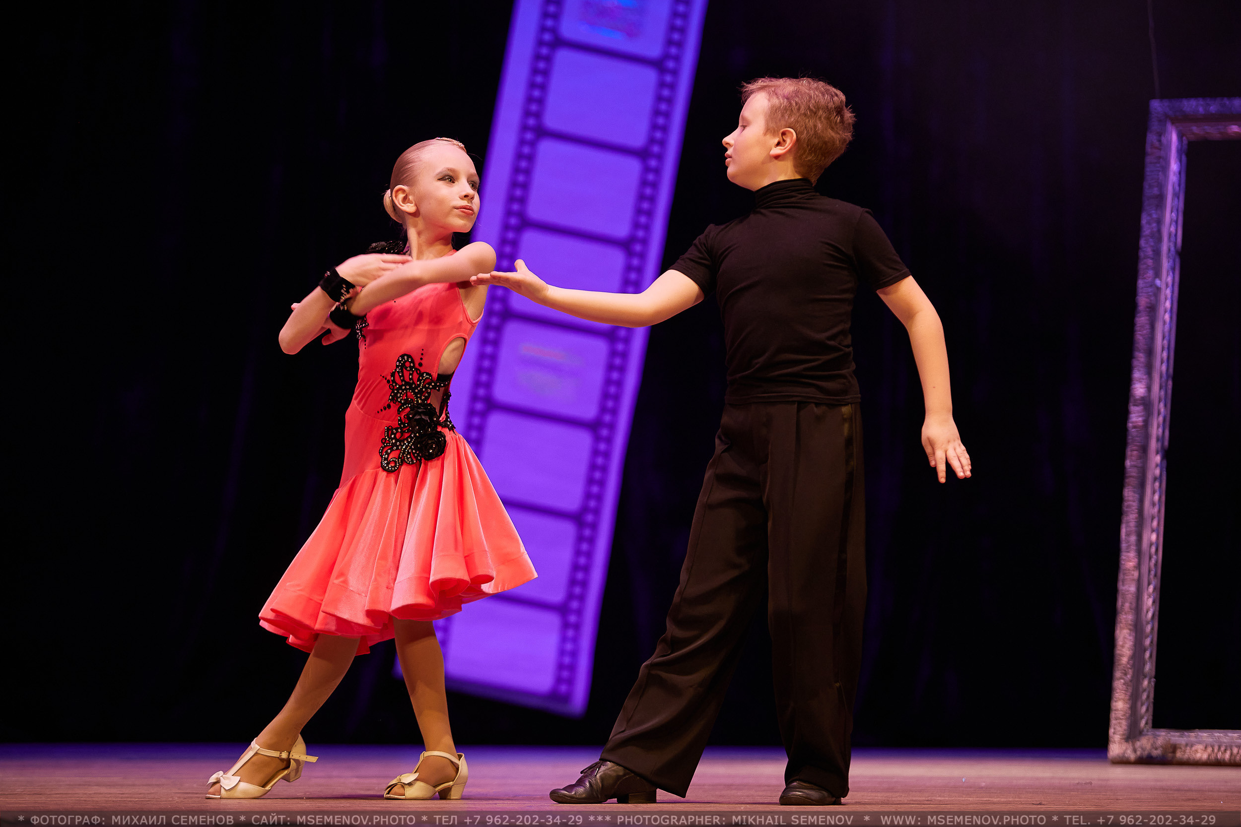 Анонс фоторепортаж с концерта Танцевальный Клуб «Apriori». Фотограф, фотопроекты Михаила Семенова в Ярославле. Фотошкола