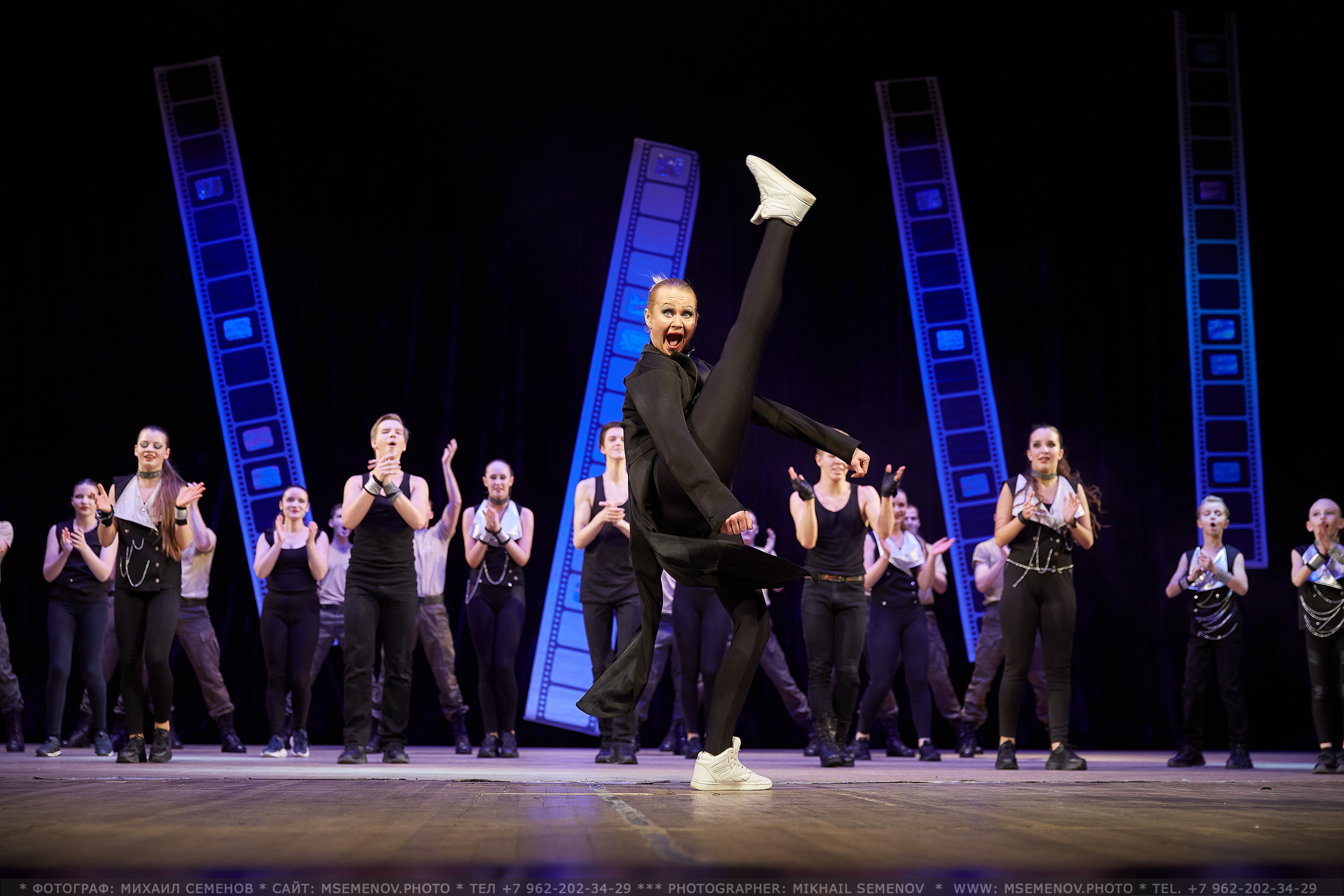 Анонс фоторепортаж с концерта Танцевальный Клуб «Apriori». Фотограф, фотопроекты Михаила Семенова в Ярославле. Фотошкола