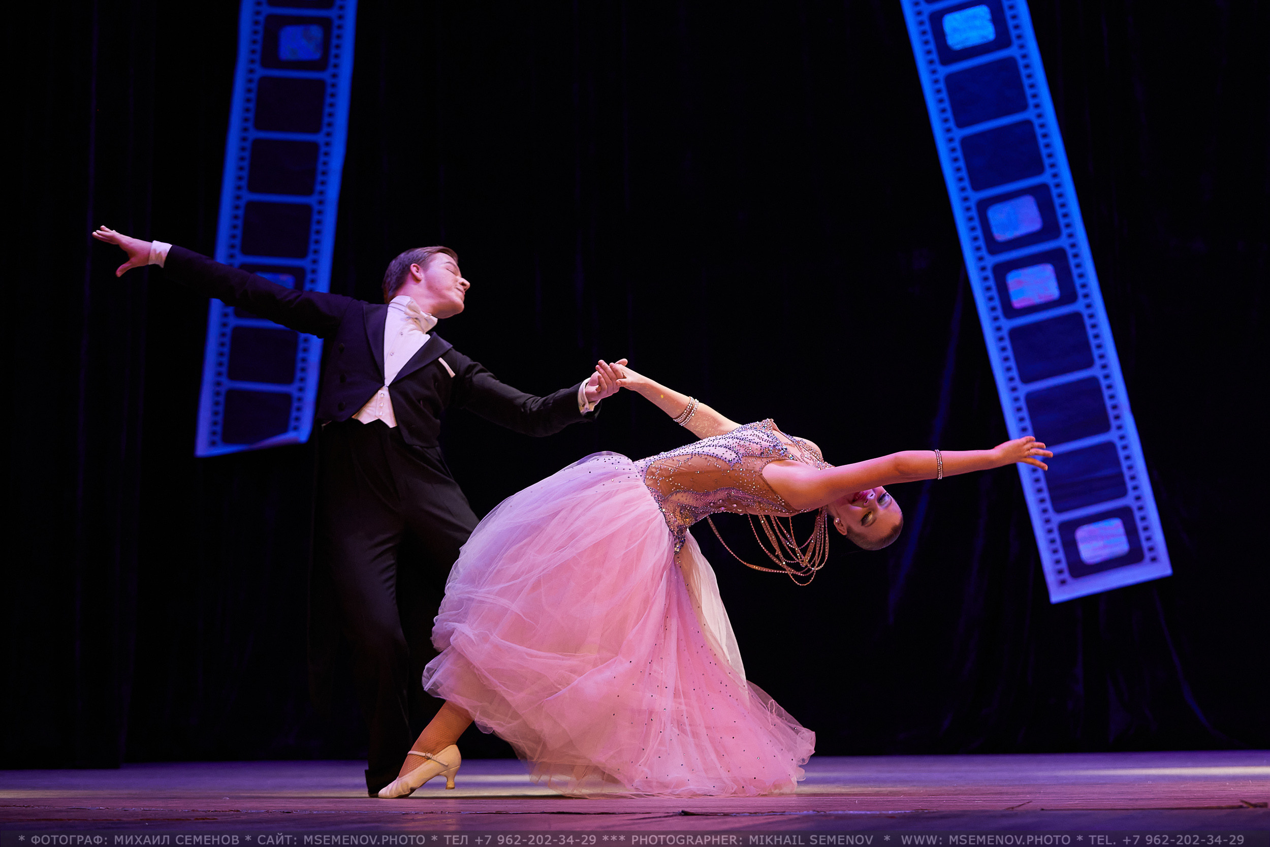 Анонс фоторепортаж с концерта Танцевальный Клуб «Apriori». Фотограф, фотопроекты Михаила Семенова в Ярославле. Фотошкола