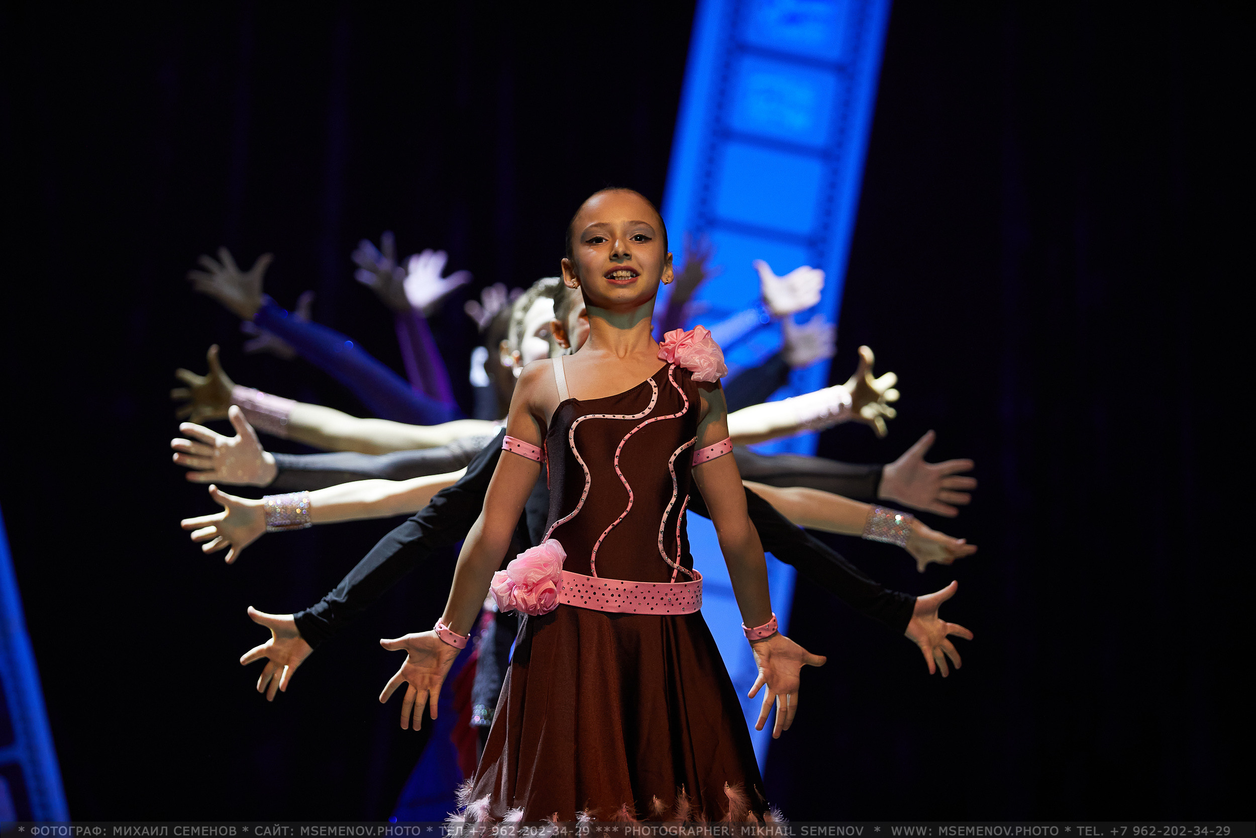 Анонс фоторепортаж с концерта Танцевальный Клуб «Apriori». Фотограф, фотопроекты Михаила Семенова в Ярославле. Фотошкола