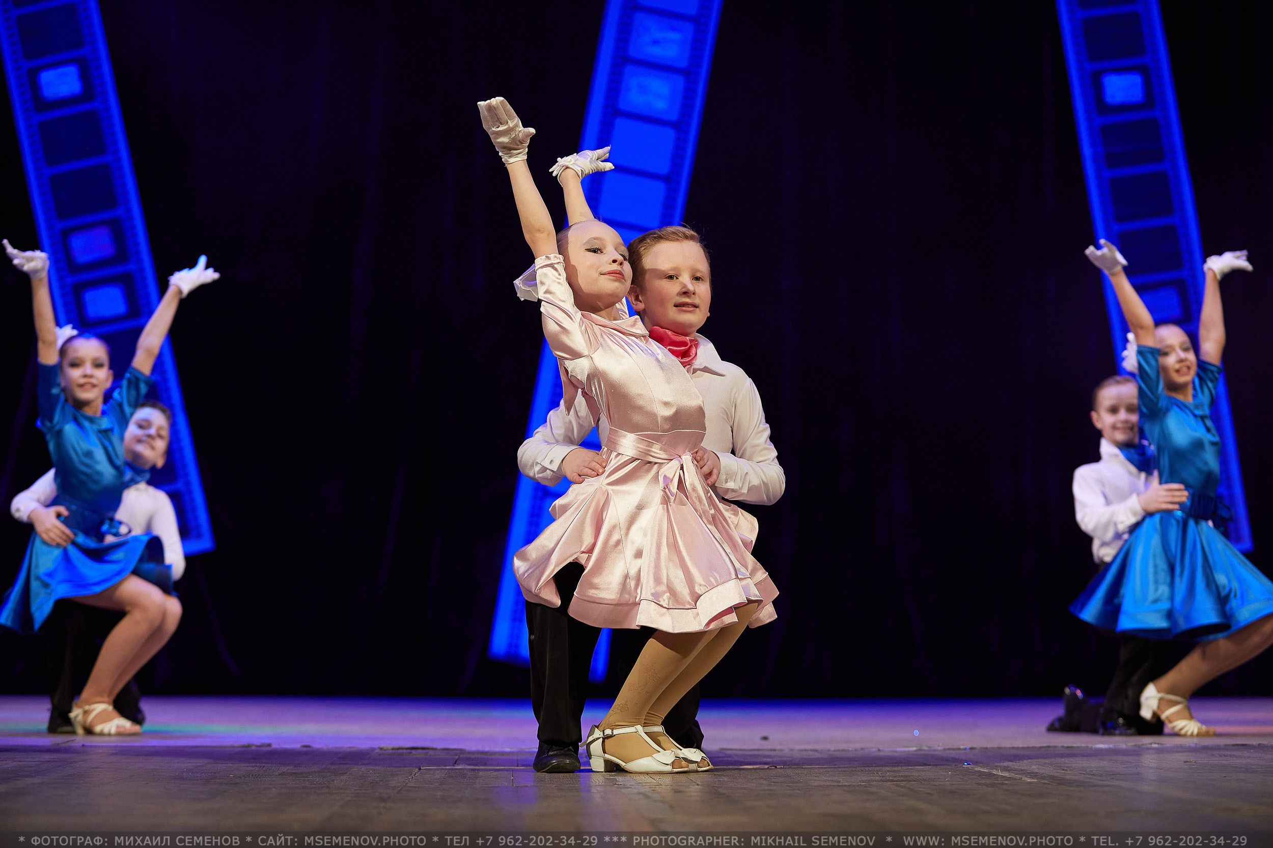 Анонс фоторепортаж с концерта Танцевальный Клуб «Apriori». Фотограф, фотопроекты Михаила Семенова в Ярославле. Фотошкола