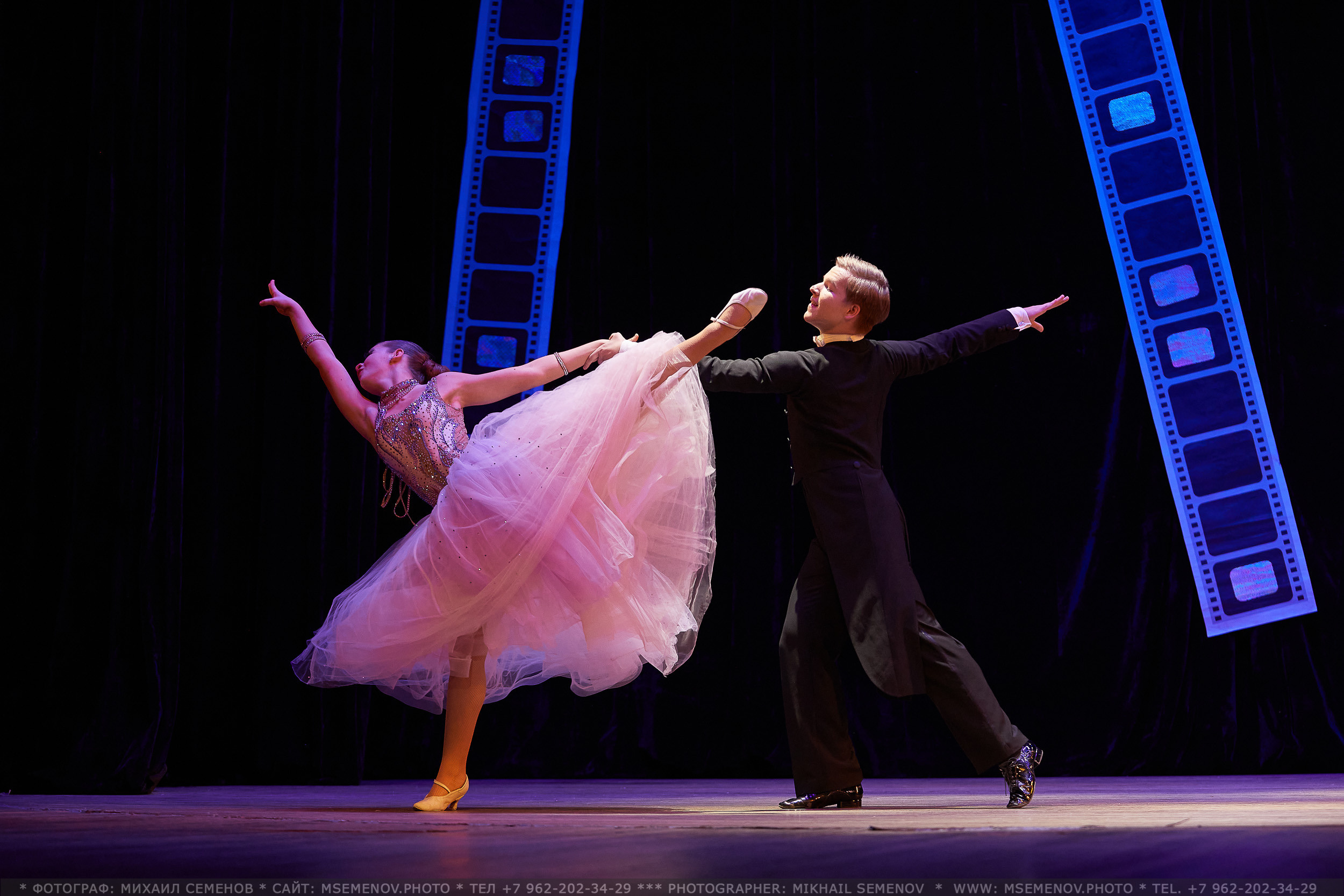 Анонс фоторепортаж с концерта Танцевальный Клуб «Apriori». Фотограф, фотопроекты Михаила Семенова в Ярославле. Фотошкола