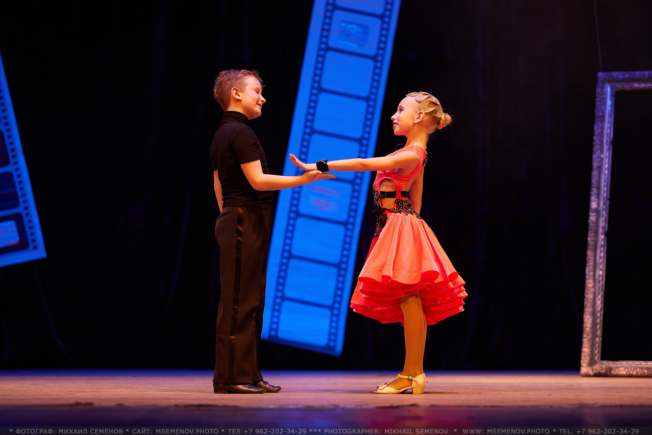 Анонс фоторепортаж с концерта Танцевальный Клуб «Apriori». Фотограф, фотопроекты Михаила Семенова в Ярославле. Фотошкола