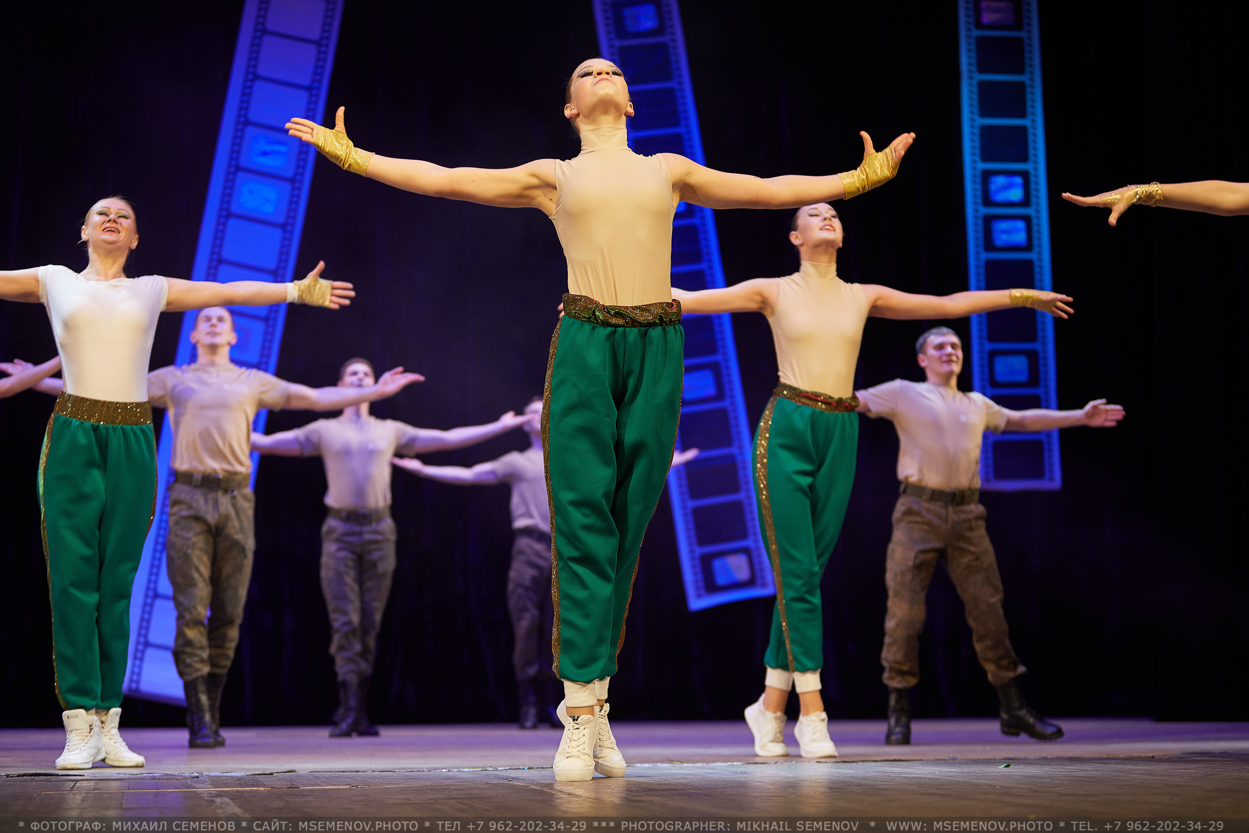 Анонс фоторепортаж с концерта Танцевальный Клуб «Apriori». Фотограф, фотопроекты Михаила Семенова в Ярославле. Фотошкола