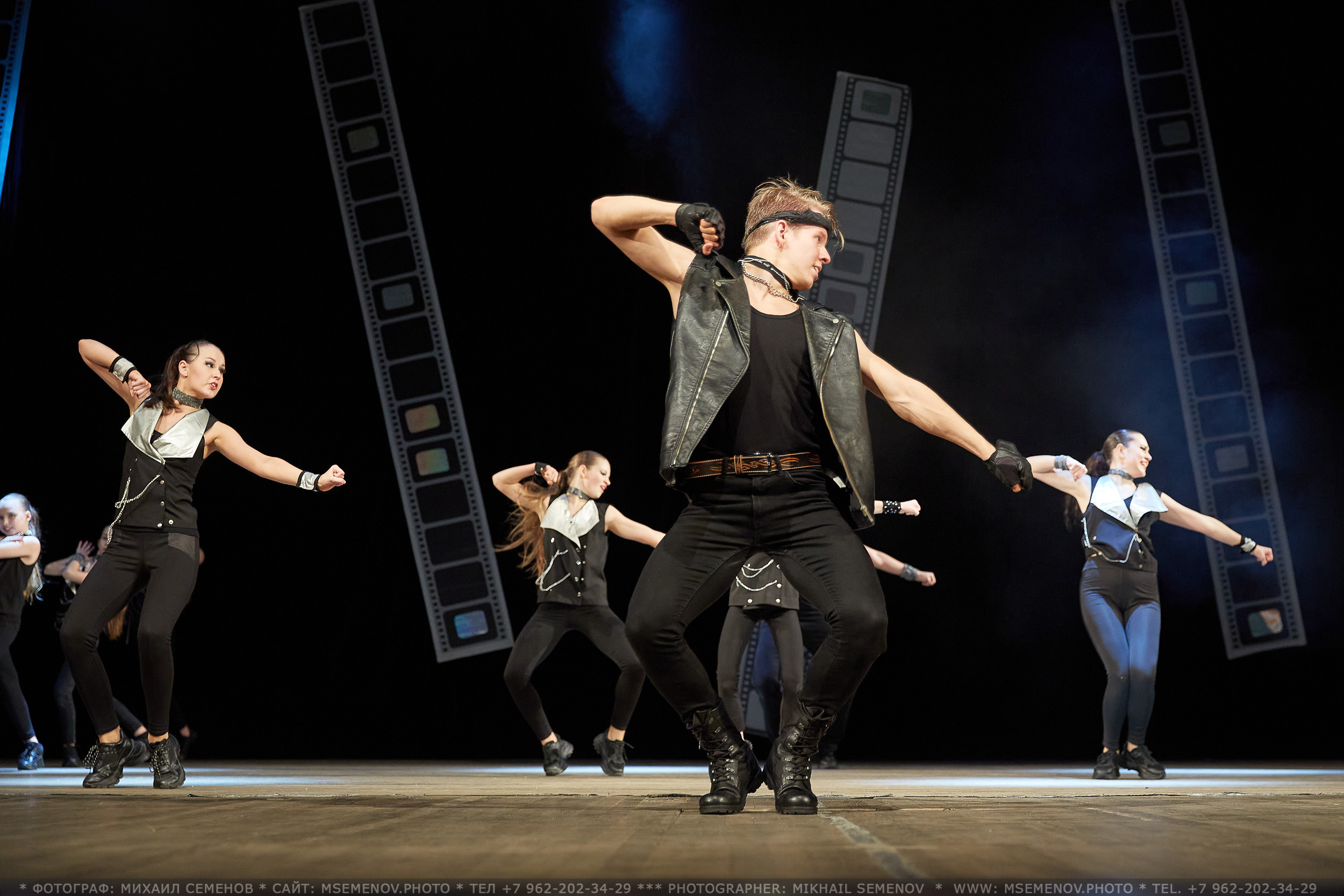 Анонс фоторепортаж с концерта Танцевальный Клуб «Apriori». Фотограф, фотопроекты Михаила Семенова в Ярославле. Фотошкола