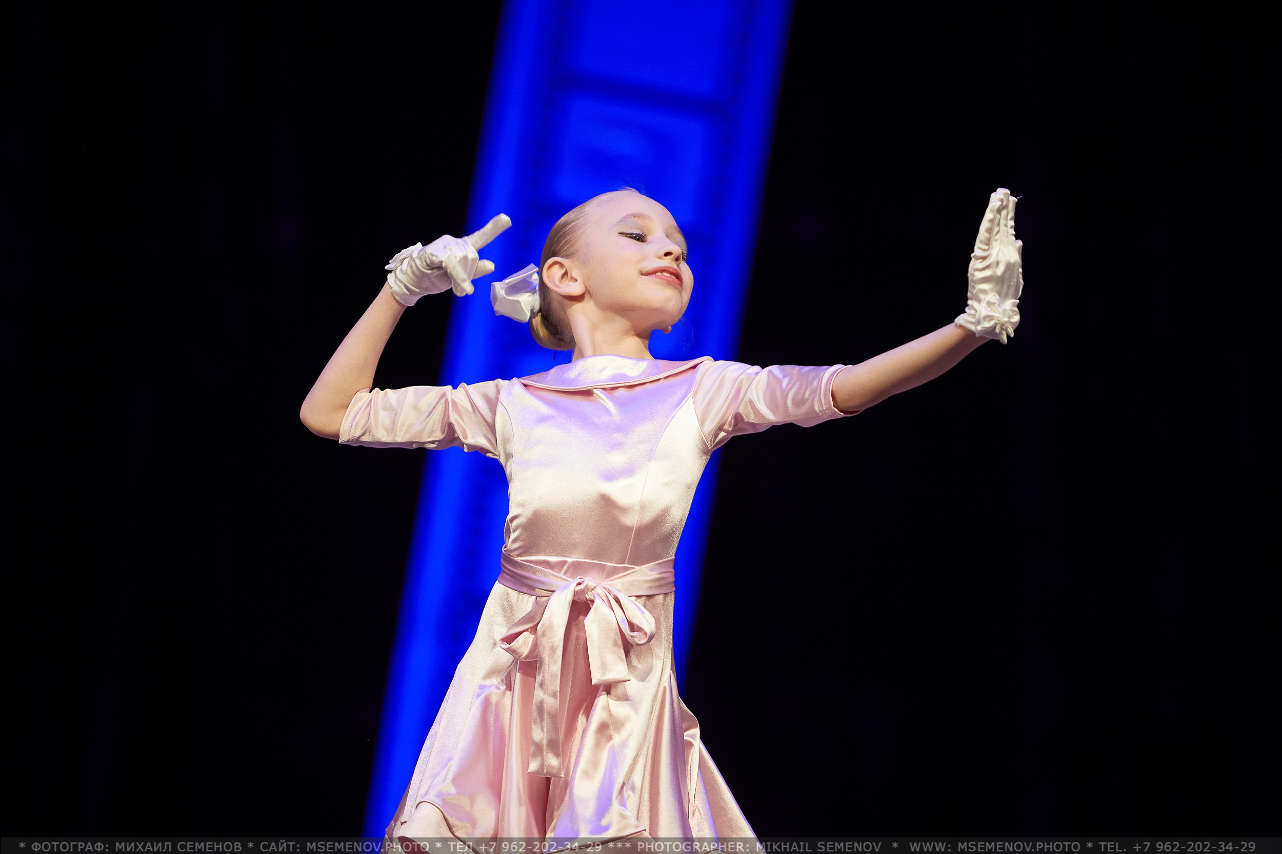 Анонс фоторепортаж с концерта Танцевальный Клуб «Apriori». Фотограф, фотопроекты Михаила Семенова в Ярославле. Фотошкола