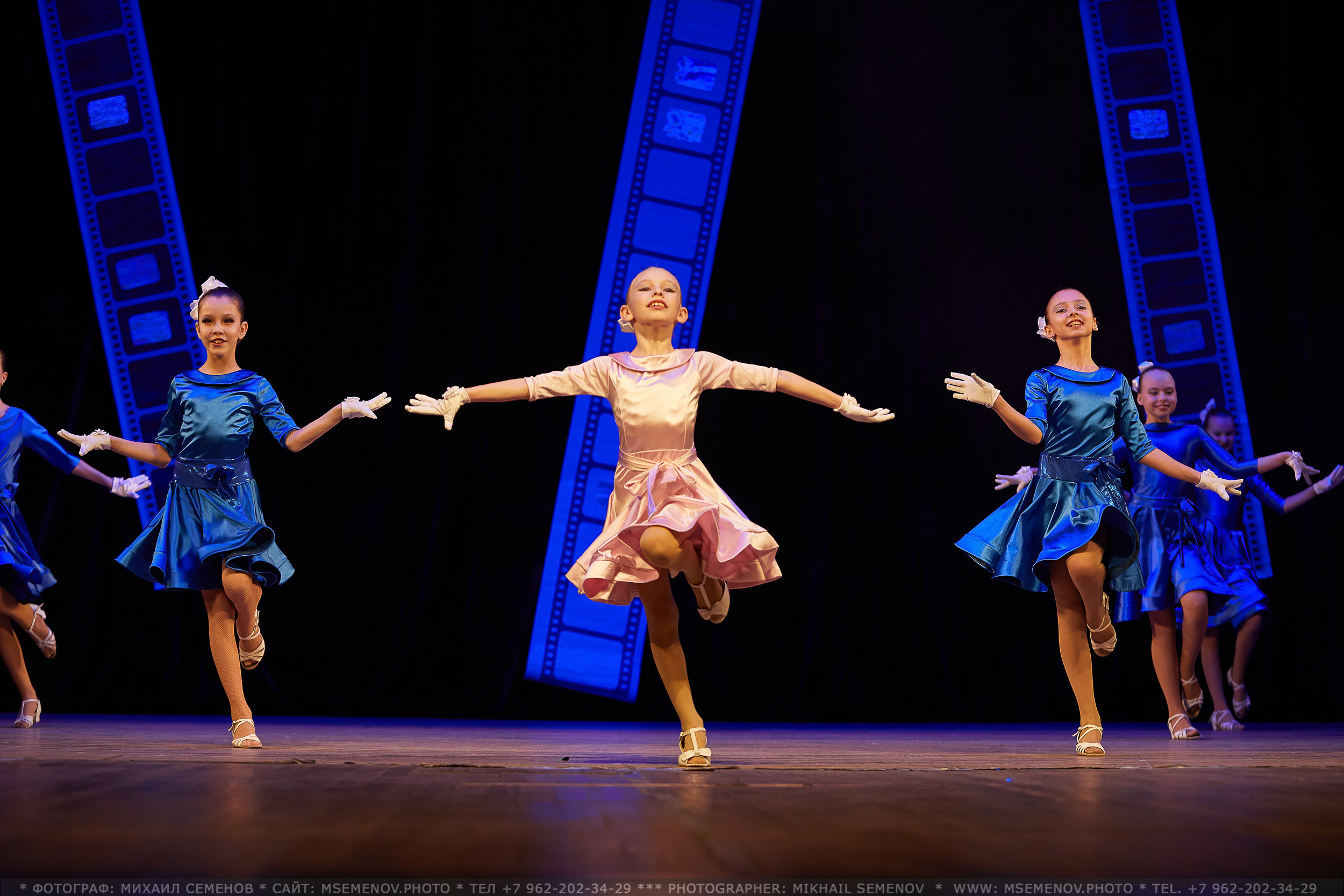 Анонс фоторепортаж с концерта Танцевальный Клуб «Apriori». Фотограф, фотопроекты Михаила Семенова в Ярославле. Фотошкола