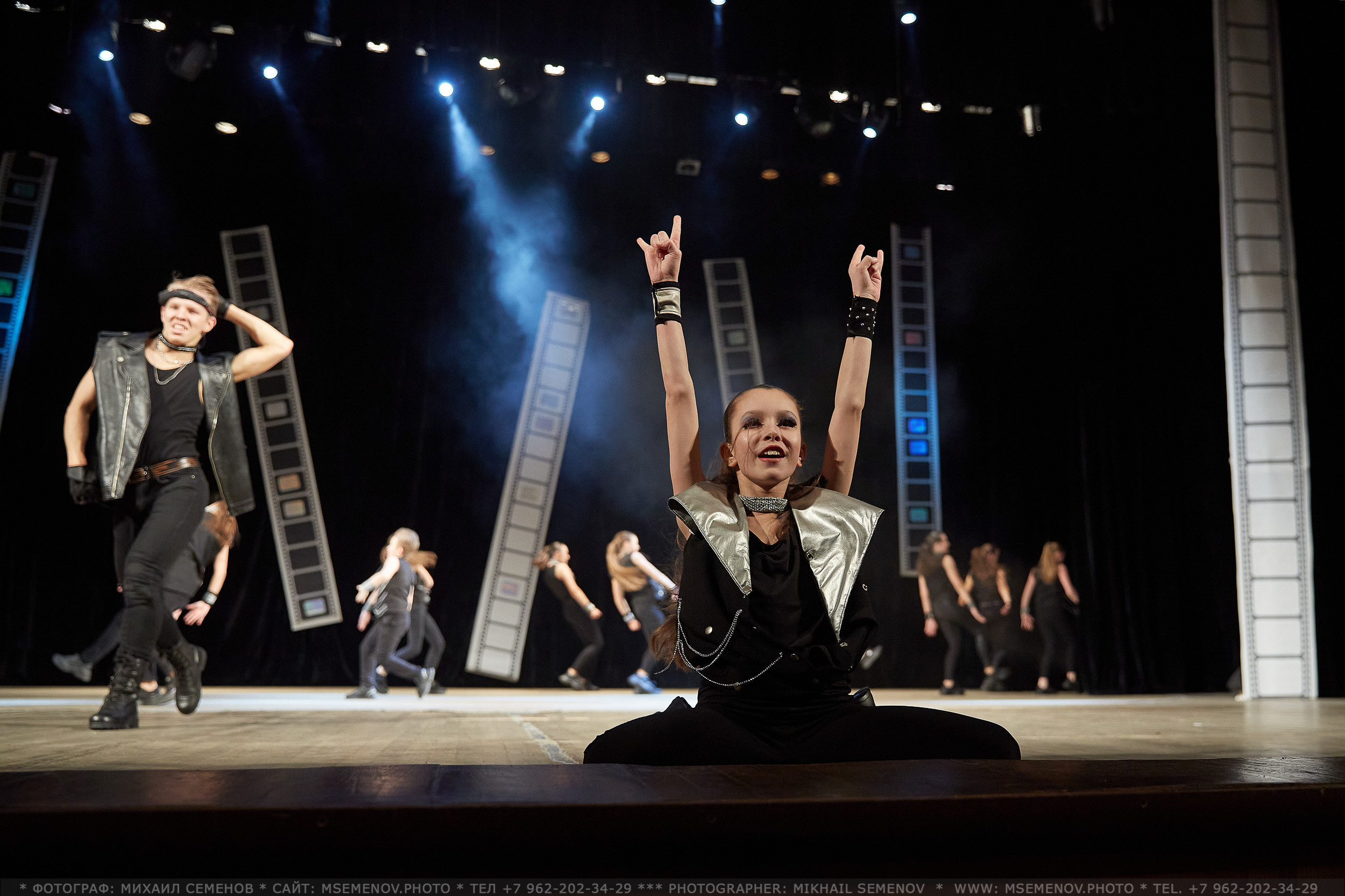 Анонс фоторепортаж с концерта Танцевальный Клуб «Apriori». Фотограф, фотопроекты Михаила Семенова в Ярославле. Фотошкола