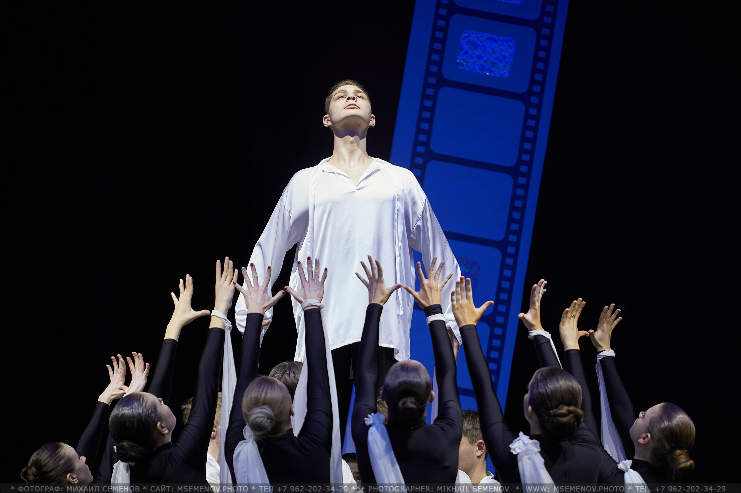 Анонс фоторепортаж с концерта Танцевальный Клуб «Apriori». Фотограф, фотопроекты Михаила Семенова в Ярославле. Фотошкола