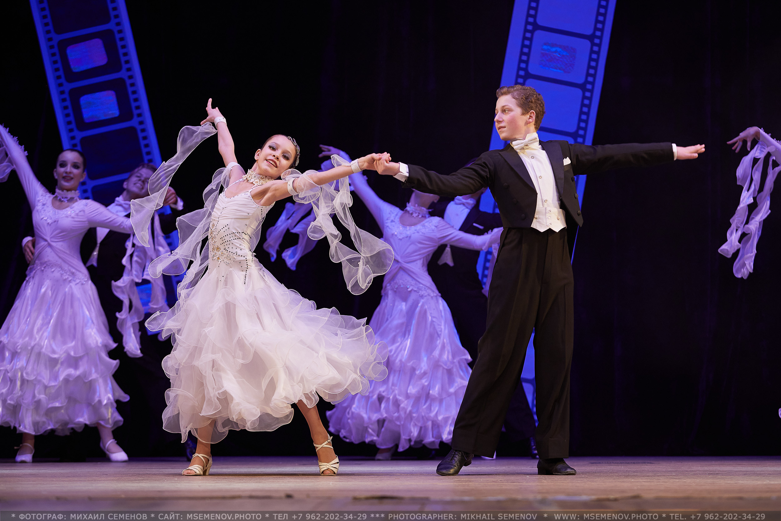 Анонс фоторепортаж с концерта Танцевальный Клуб «Apriori». Фотограф, фотопроекты Михаила Семенова в Ярославле. Фотошкола