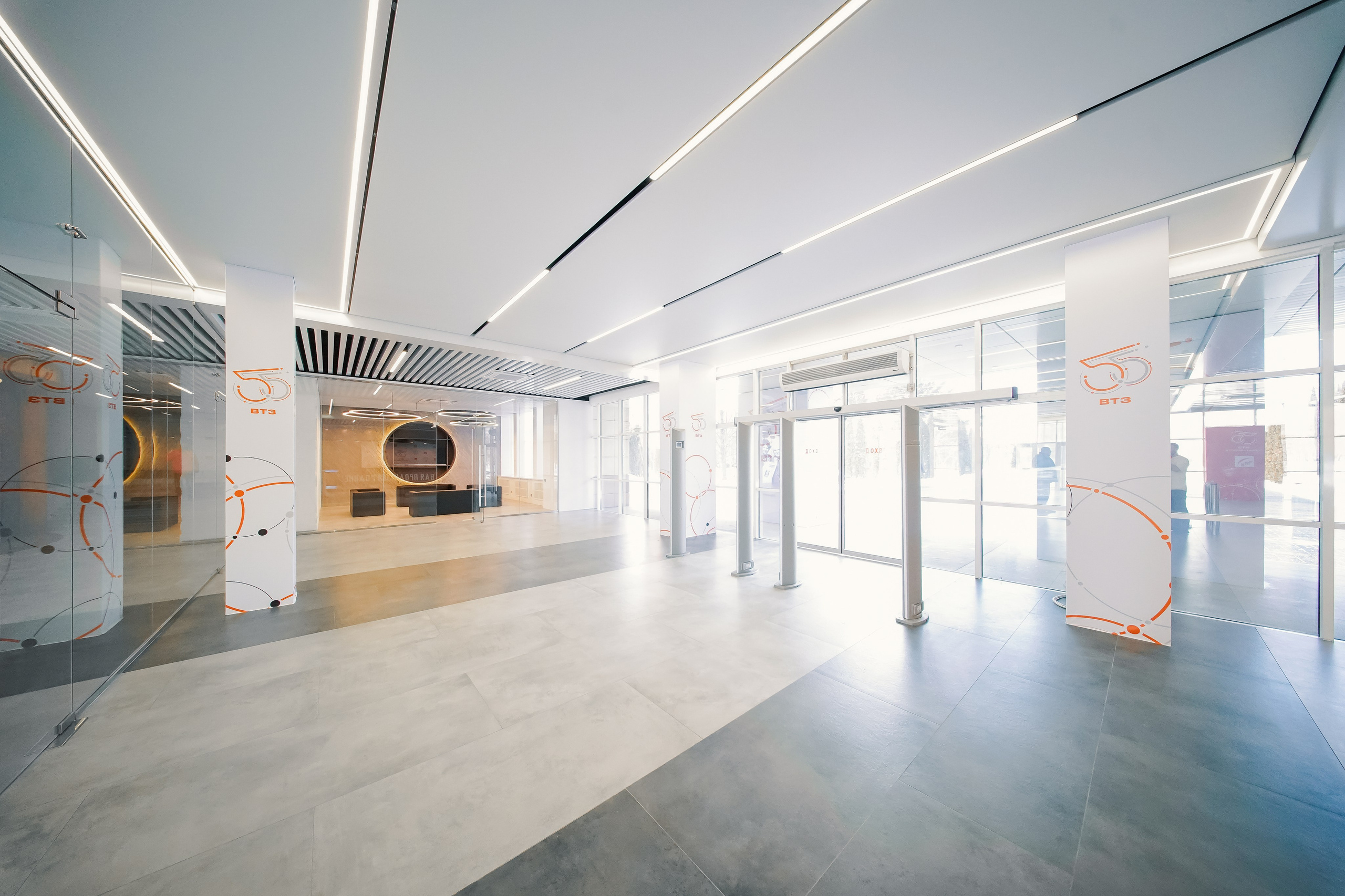 Фойе заводоуправления ВТЗ. Фотограф Никита Барановский