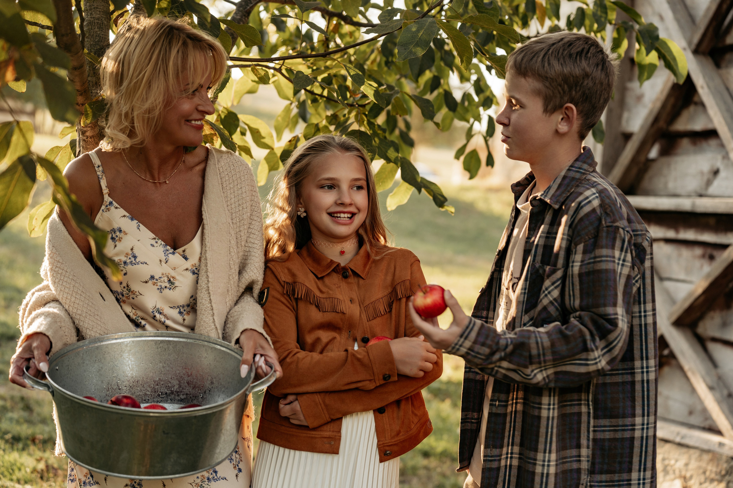 Осенняя семейная фотосессия в Анапе: сбор яблок на эко-комплексе «Ферма». Фотограф ловит живые эмоции мамы и детей.