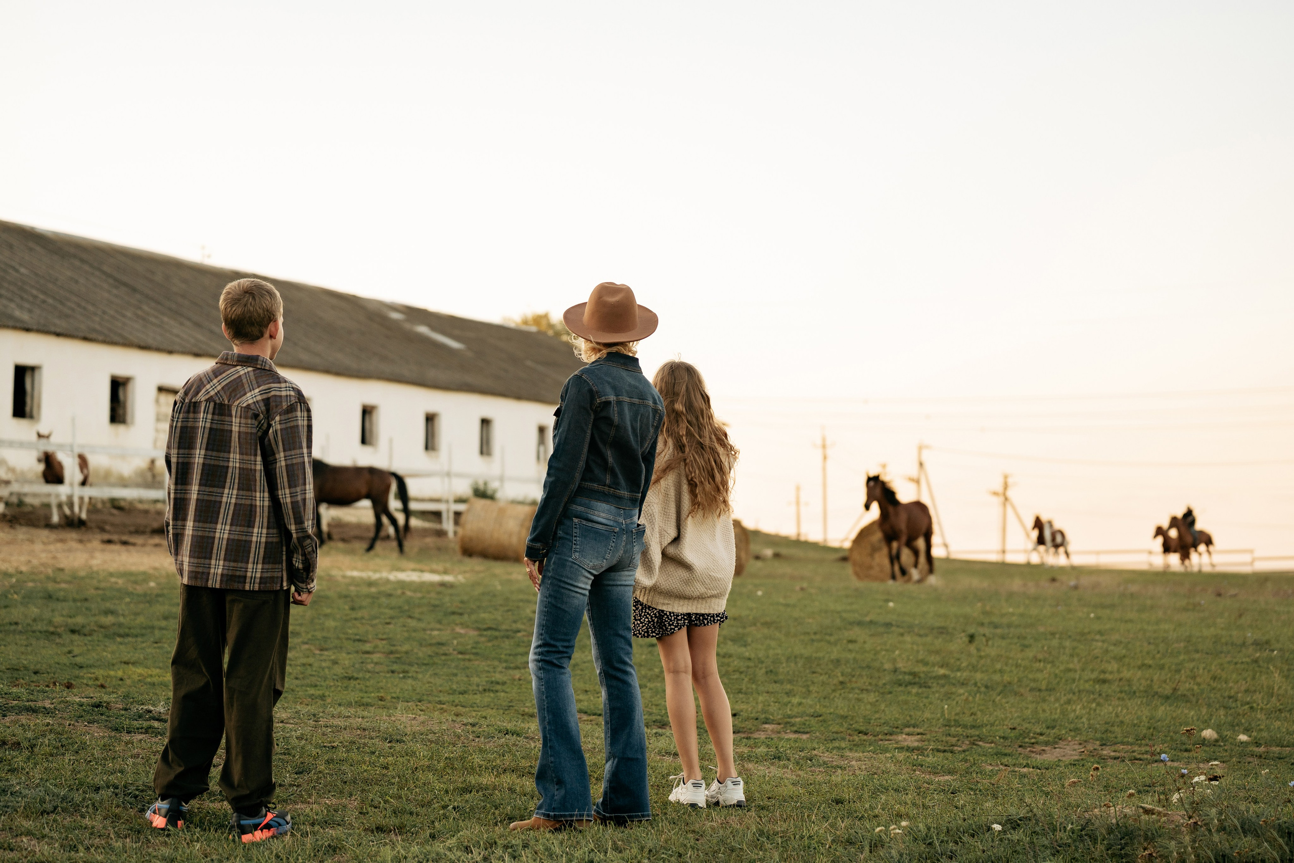 Фотограф Анапа для яркой осенней фотосессии. Семья на эко-ферме: яблоки, животные и счастье.