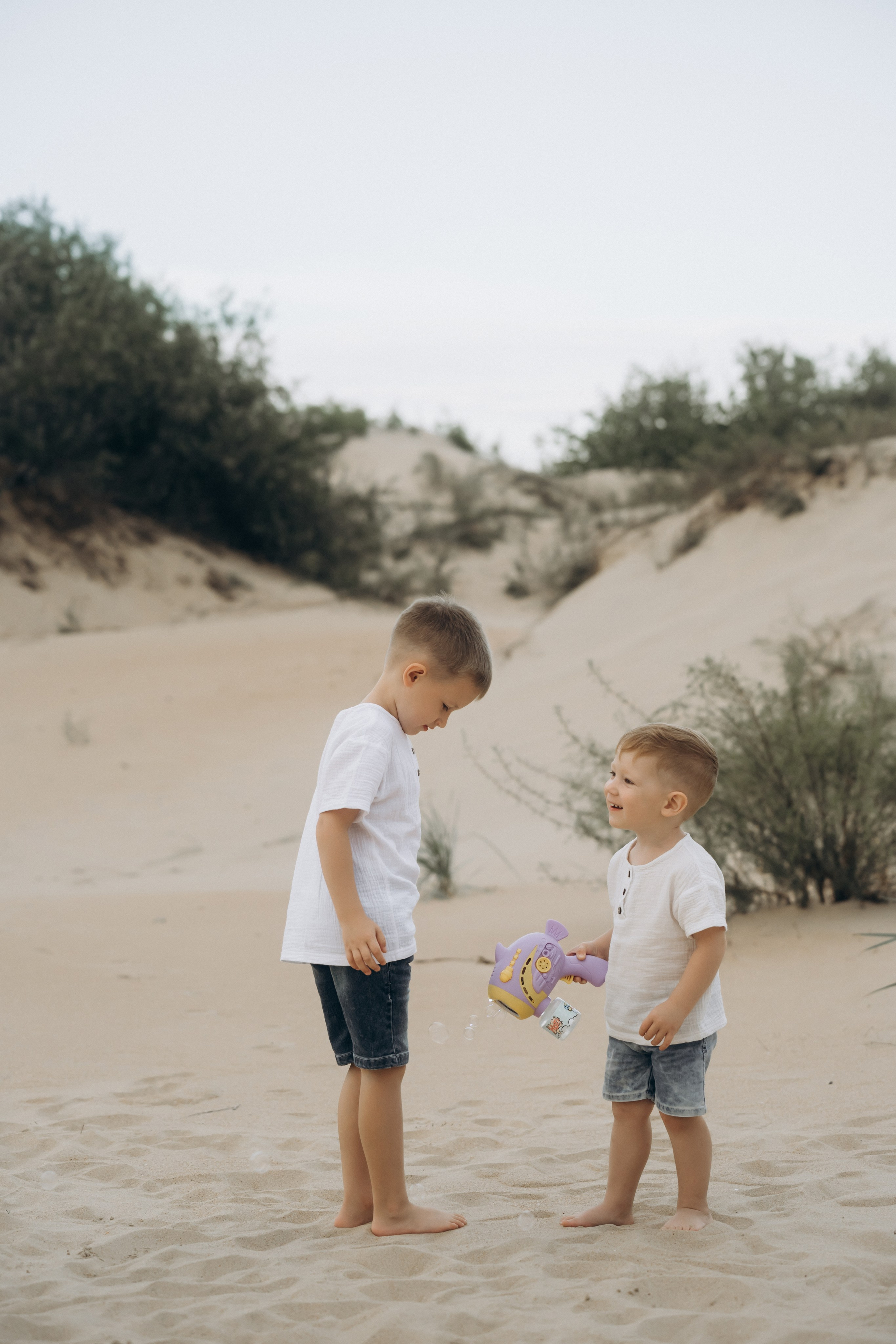 Фотограф Голубицкая запечатлела момент – мама и папа качают сыновей на покрывале, как на качелях