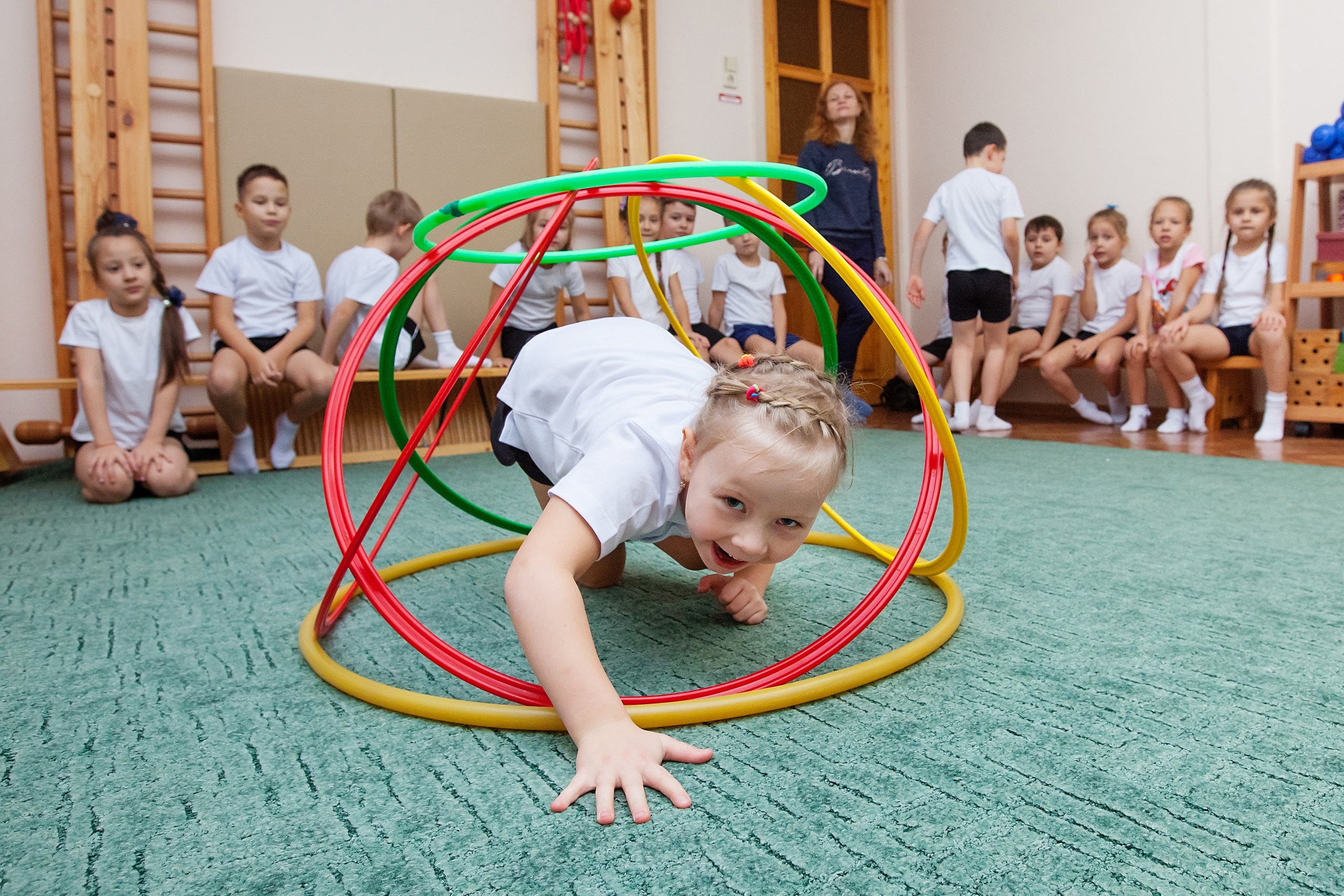 Фотография для выпускных альбомов в детском саду в выпускной группе в подготовительной группе детей фотограф для выпускных альбомов фото детей в группе мастер-класс детский портрет занятия в детском саду игры в детском саду физкультура в детском саду