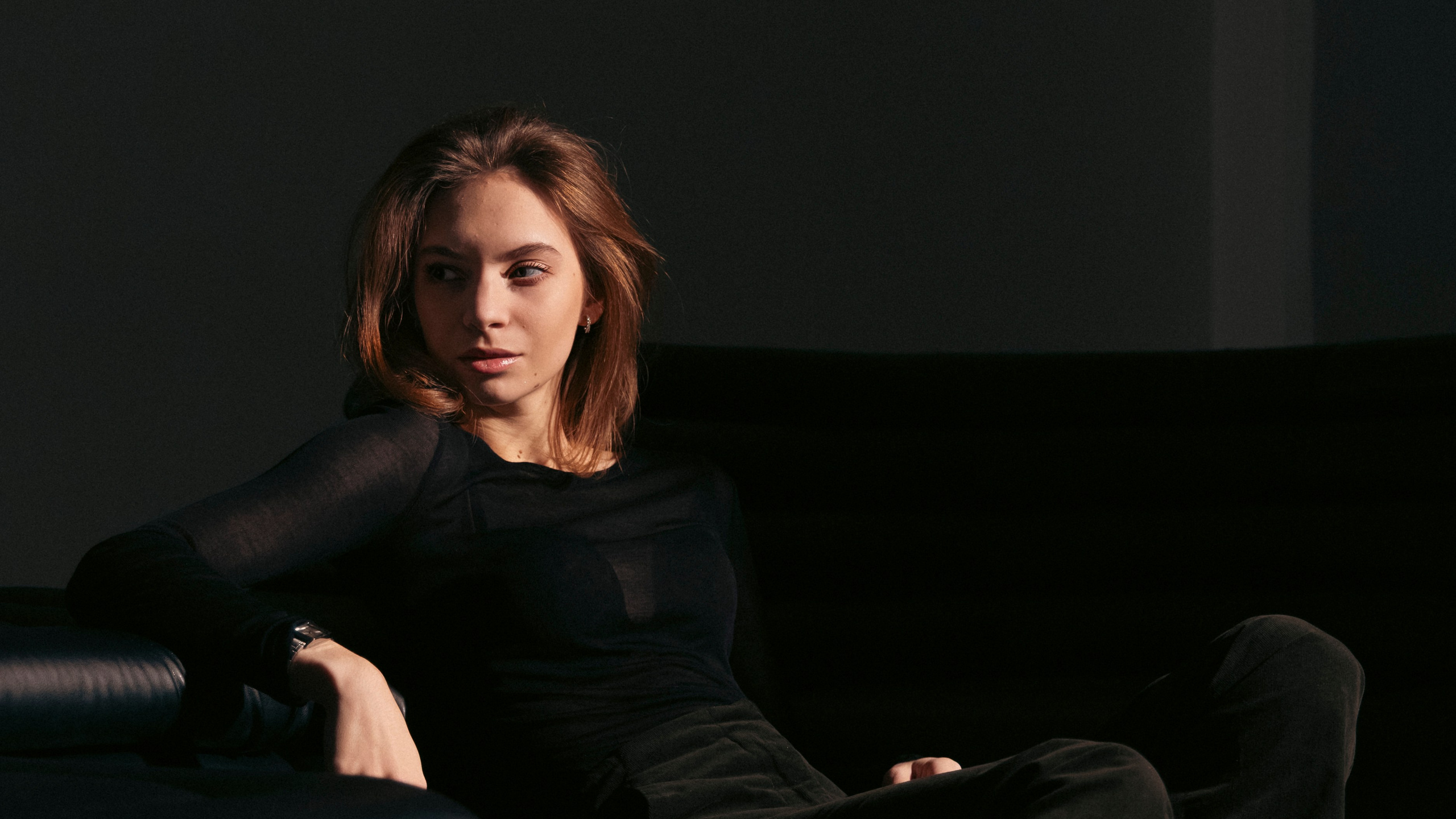 Женский гламурный портрет: безупречный макияж, элегантные аксессуары, мягкий студийный свет.