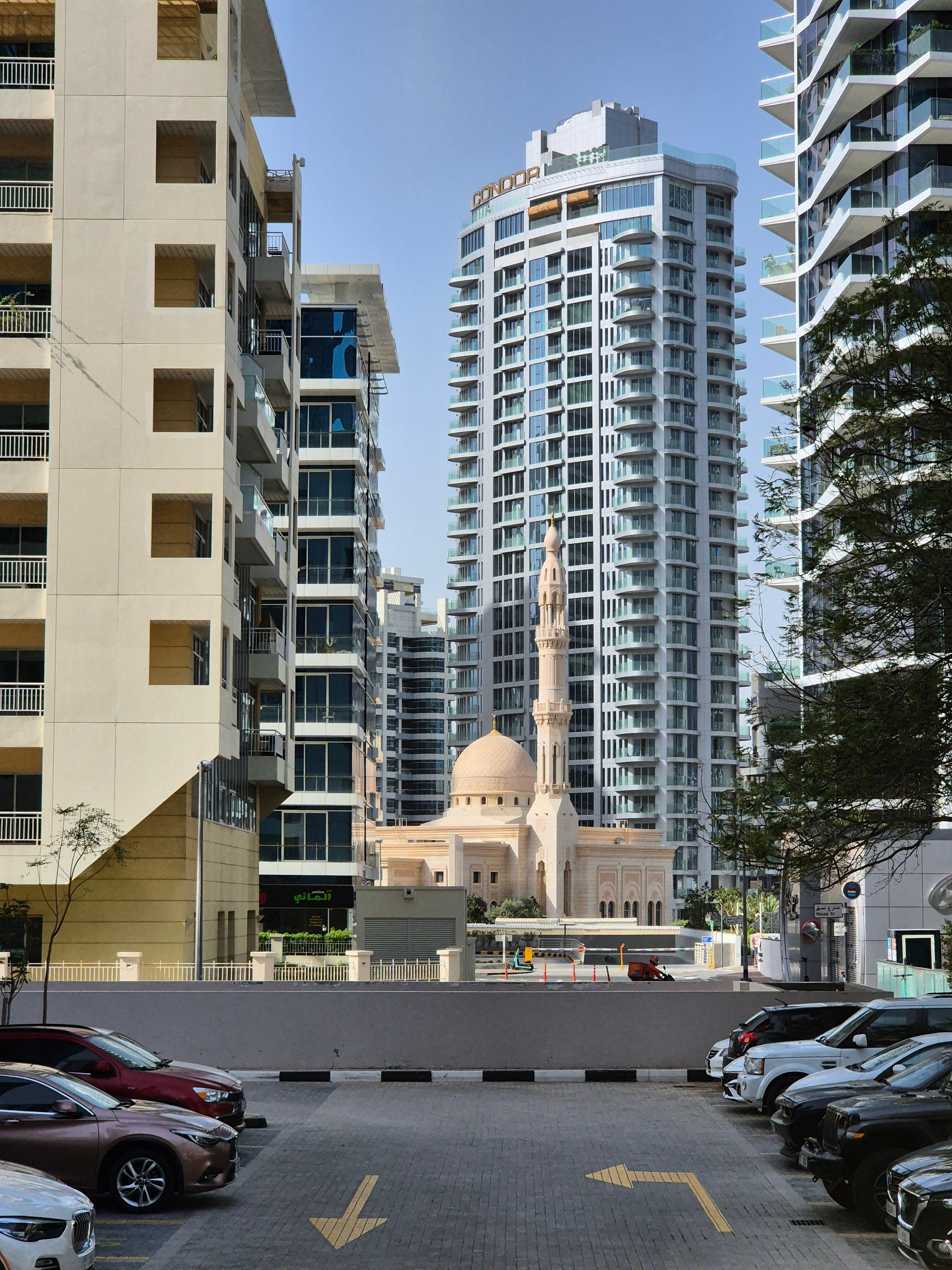 Мечеть и небоскребы Марины в утреннем свете