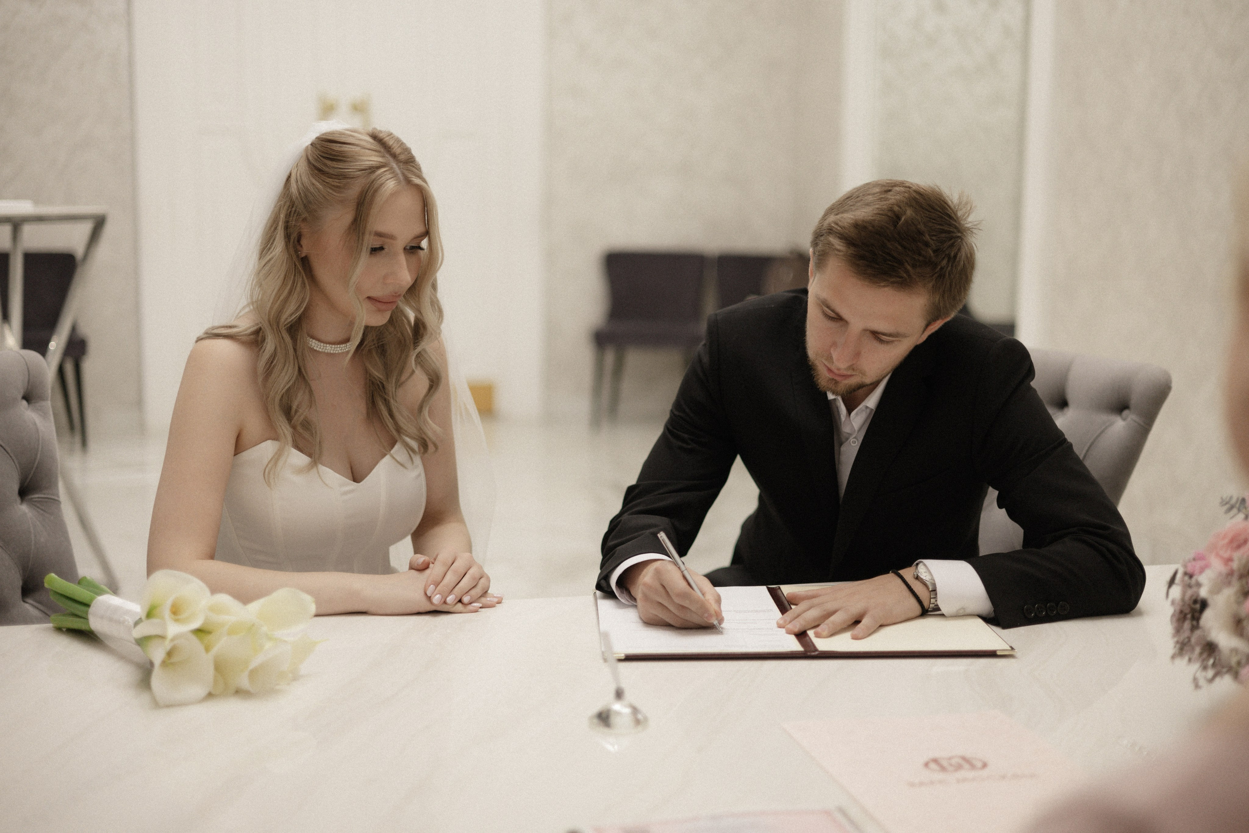 Арина и Дима. Сборы, роспись и прогулка. Свадебный и портретный фотограф в Москве Анастасия Масюк